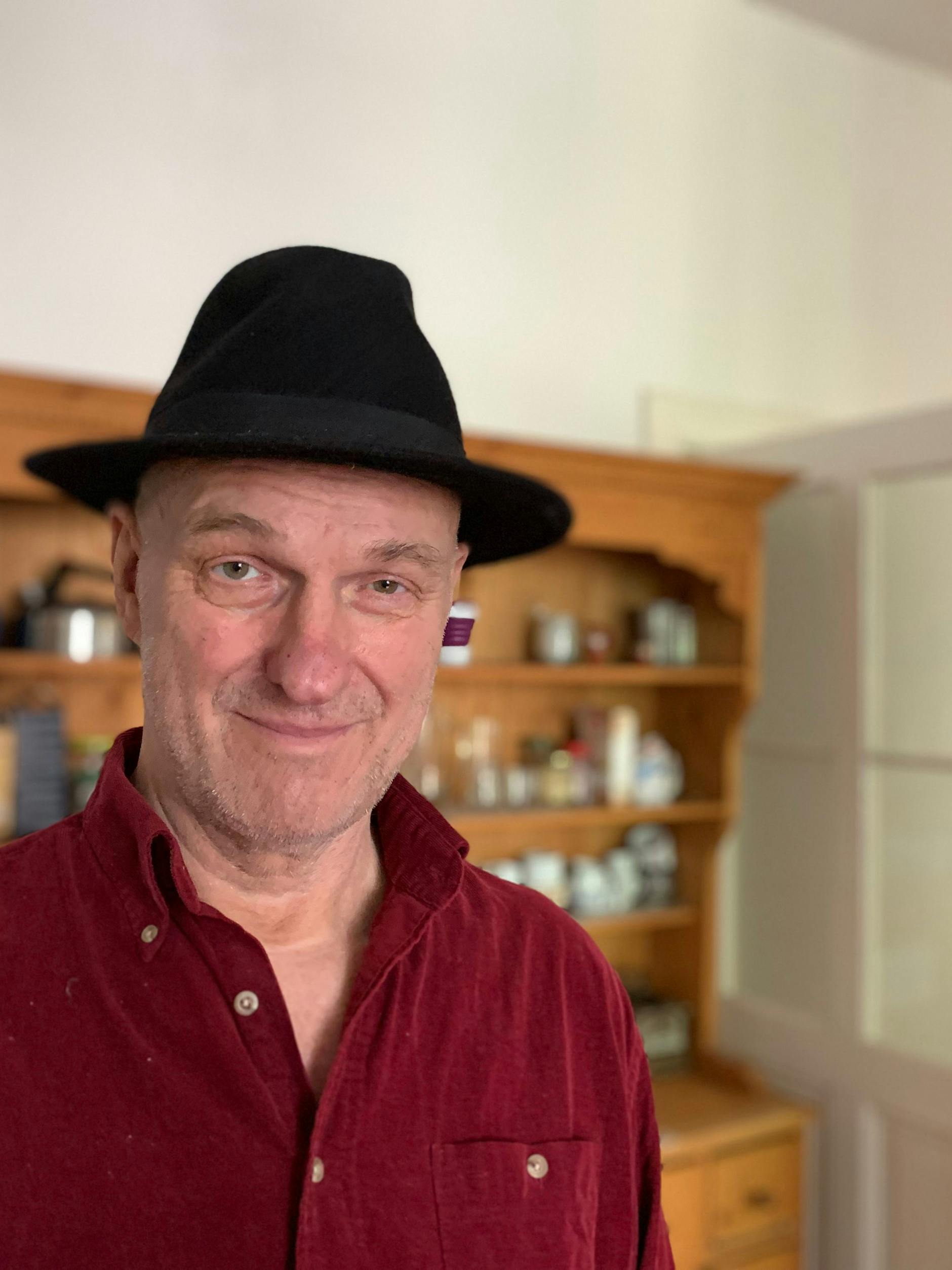 Uwe Eberlein in der großen Wohnküche seines Hauses in Pankow.