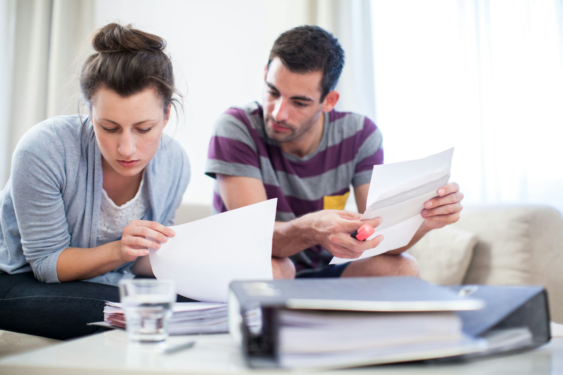 Genau hinschauen lohnt sich: Braucht es diese oder jene Versicherung wirklich? Wenn nicht: Weg damit!