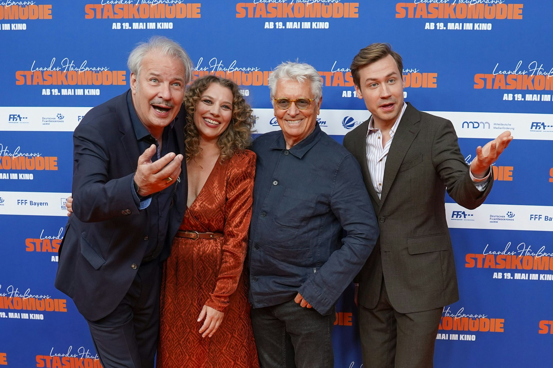 Berlin: Regisseur Leander Haußmann (v. li.) und die Schauspieler Antonia Bill, Henry Hübchen und David Kross kommen zur Premiere von „Leander Haußmanns Stasikomödie“ in den Delphi Filmpalast am Zoo.