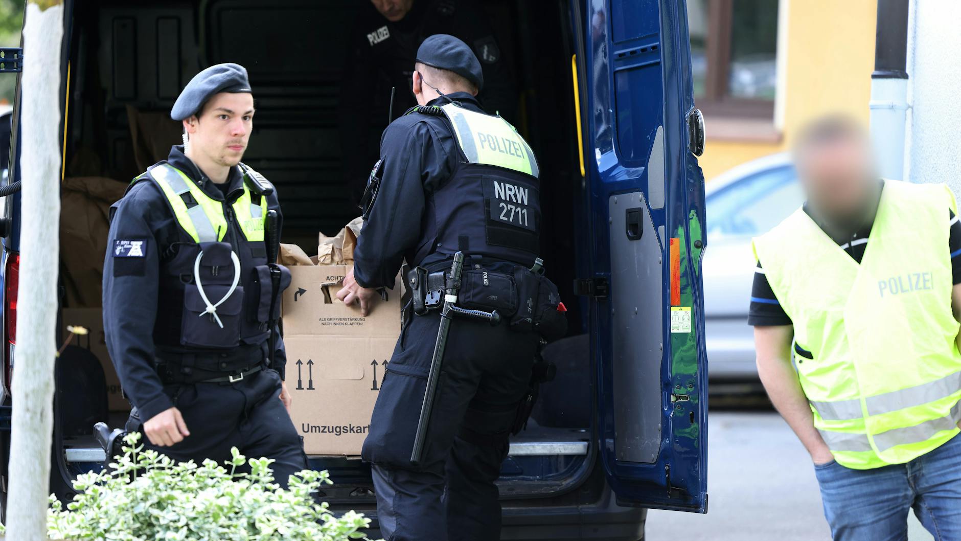 Essen: Polizisten tragen Kartons aus dem Haus, in dem der Verdächtige wohnt.