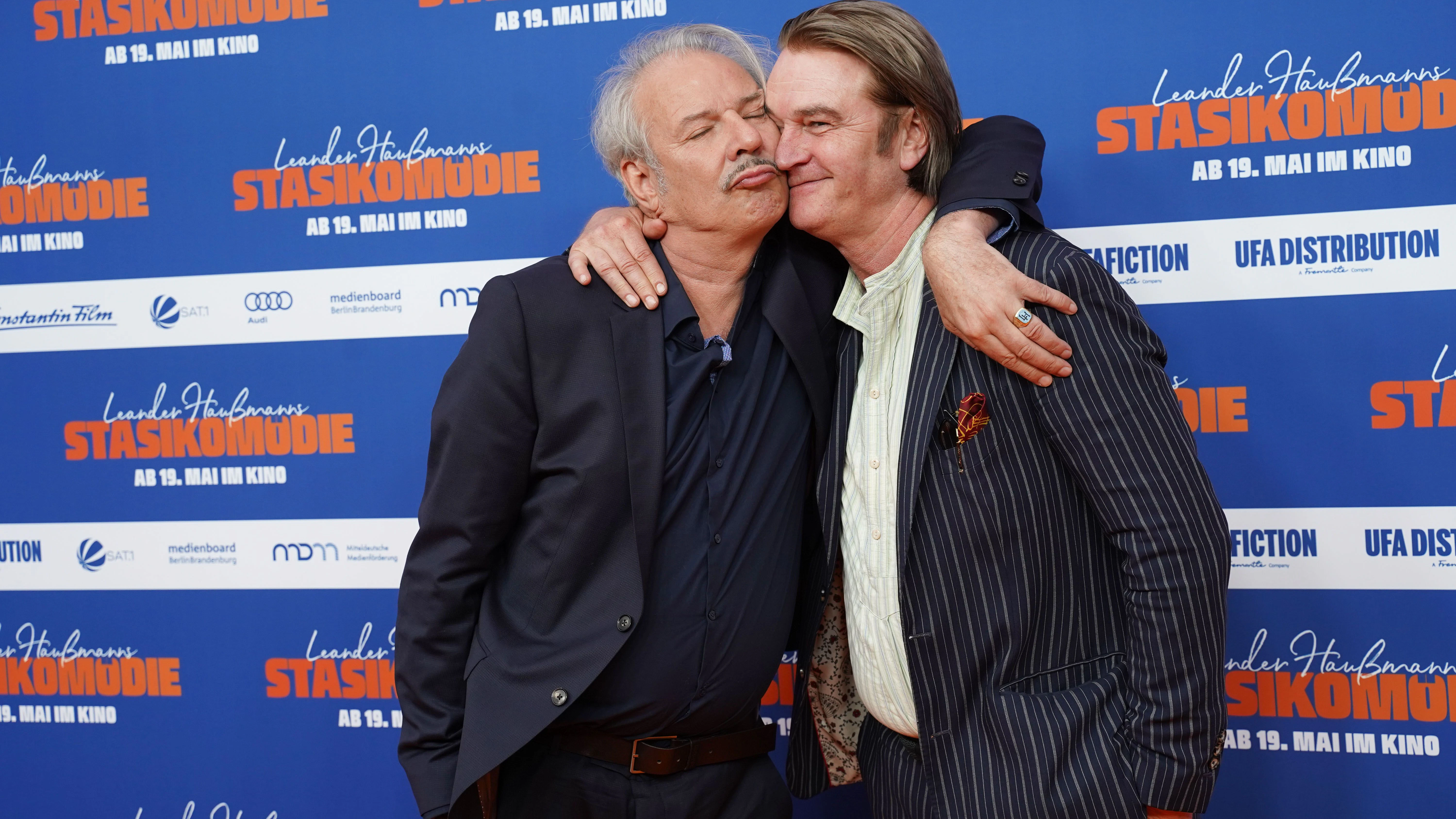 Schmatz! Stasikomödien-Regisseur Leander Haußmann (li.) bedankt sich bei der Weltpremiere in Berlin knutschend bei Detlev Buck.