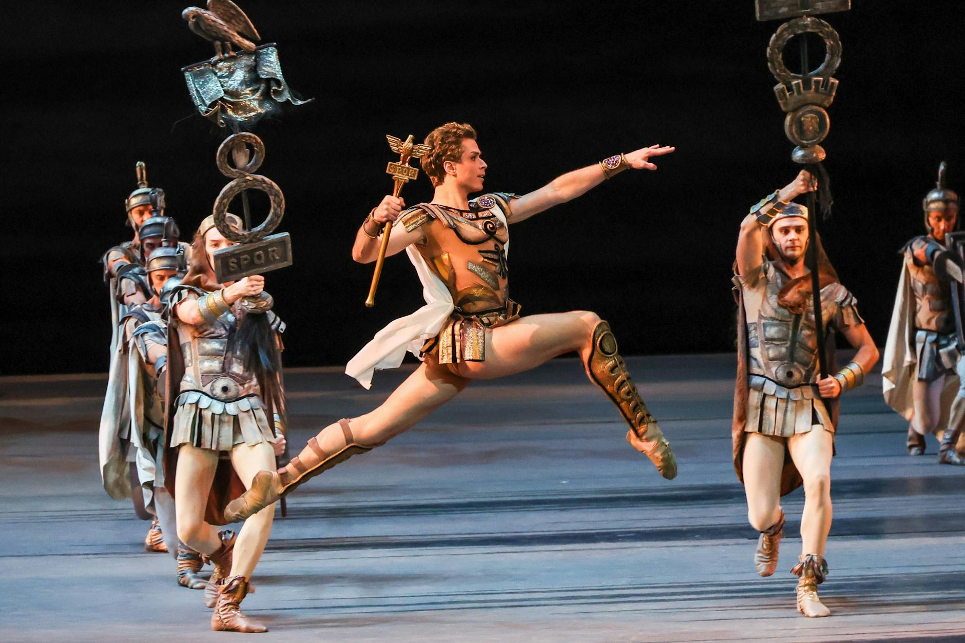 Okay, wenn Sie durchtrainiert wie ein Ballett-Tänzer sind, dann dürfen Sie sich alles um die Beine wickeln.