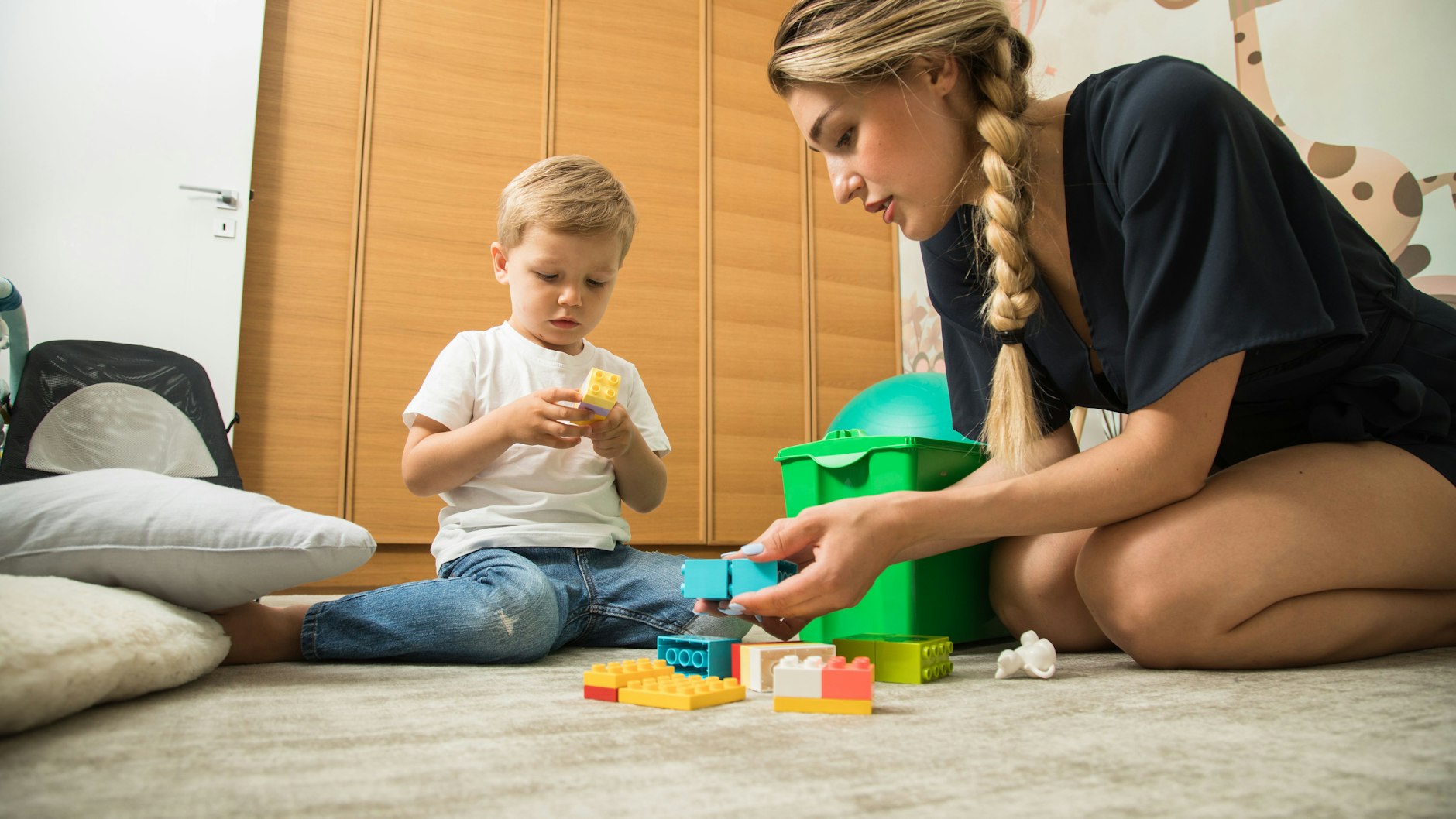 Das Kind zu Hause betreuen ist für berufstätige Eltern oft auch kein Option.