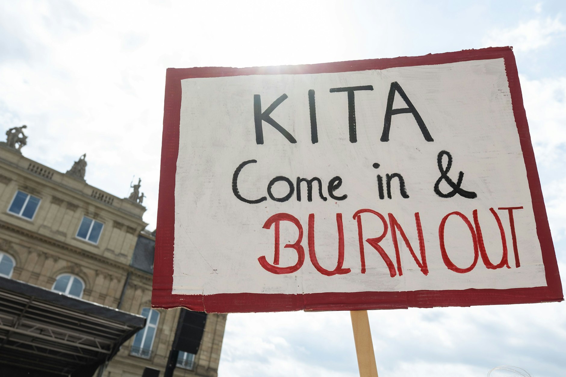 Ein Plakat mit der Aufschrift Kita Come in &amp; Burn Out ist während einer Demonstration vor dem baden-württembergischen Finanzministerium zu sehen. Die Gewerkschaft Verdi hat zu einem landesweiten Aktionstag mit Warnstreiks im Sozial- und Erziehungsdienst aufgerufen.