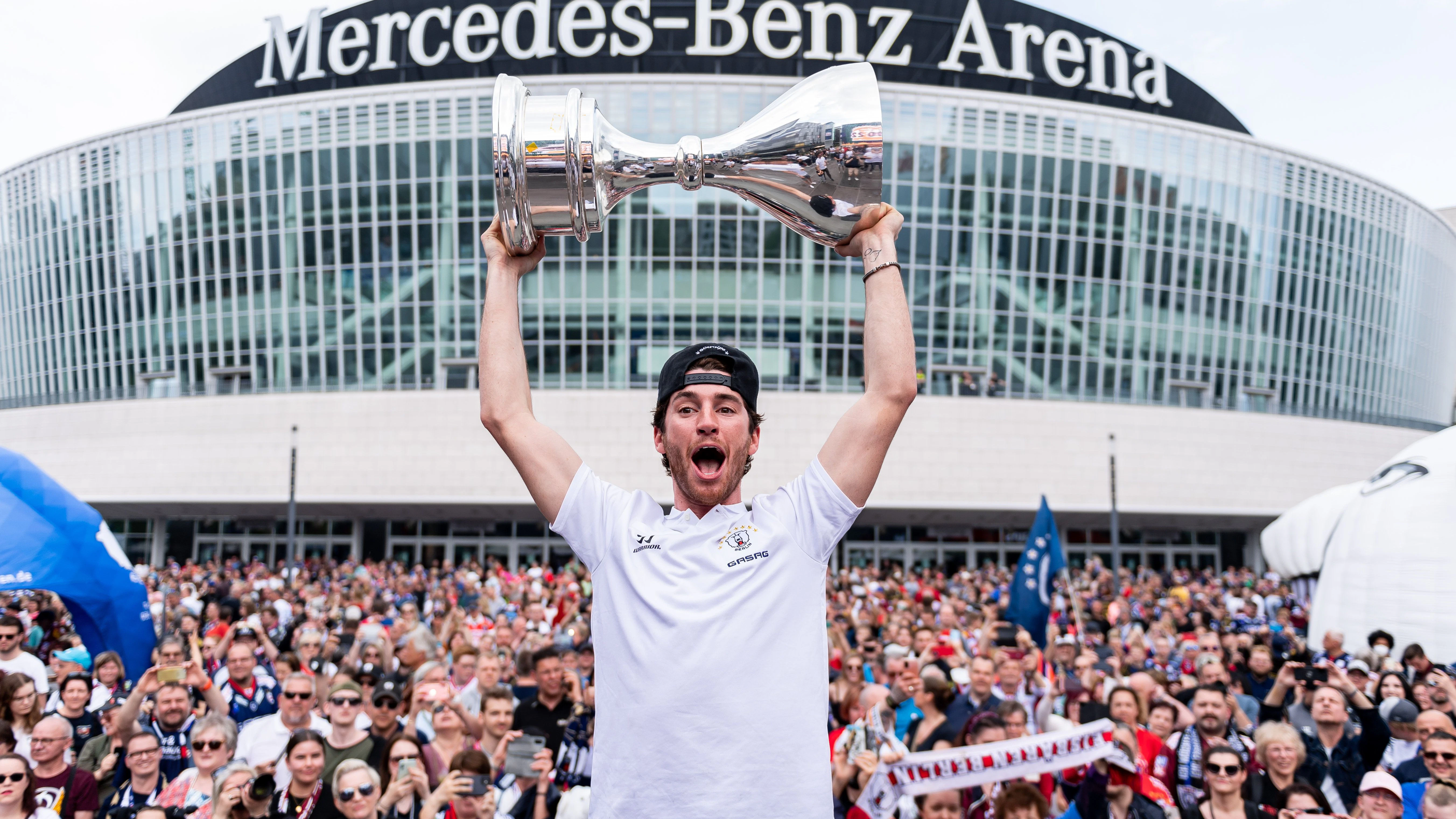 Blaine Byron stemmt bei der Saisonabschlussfeier der Eisbären den Meisterpokal.