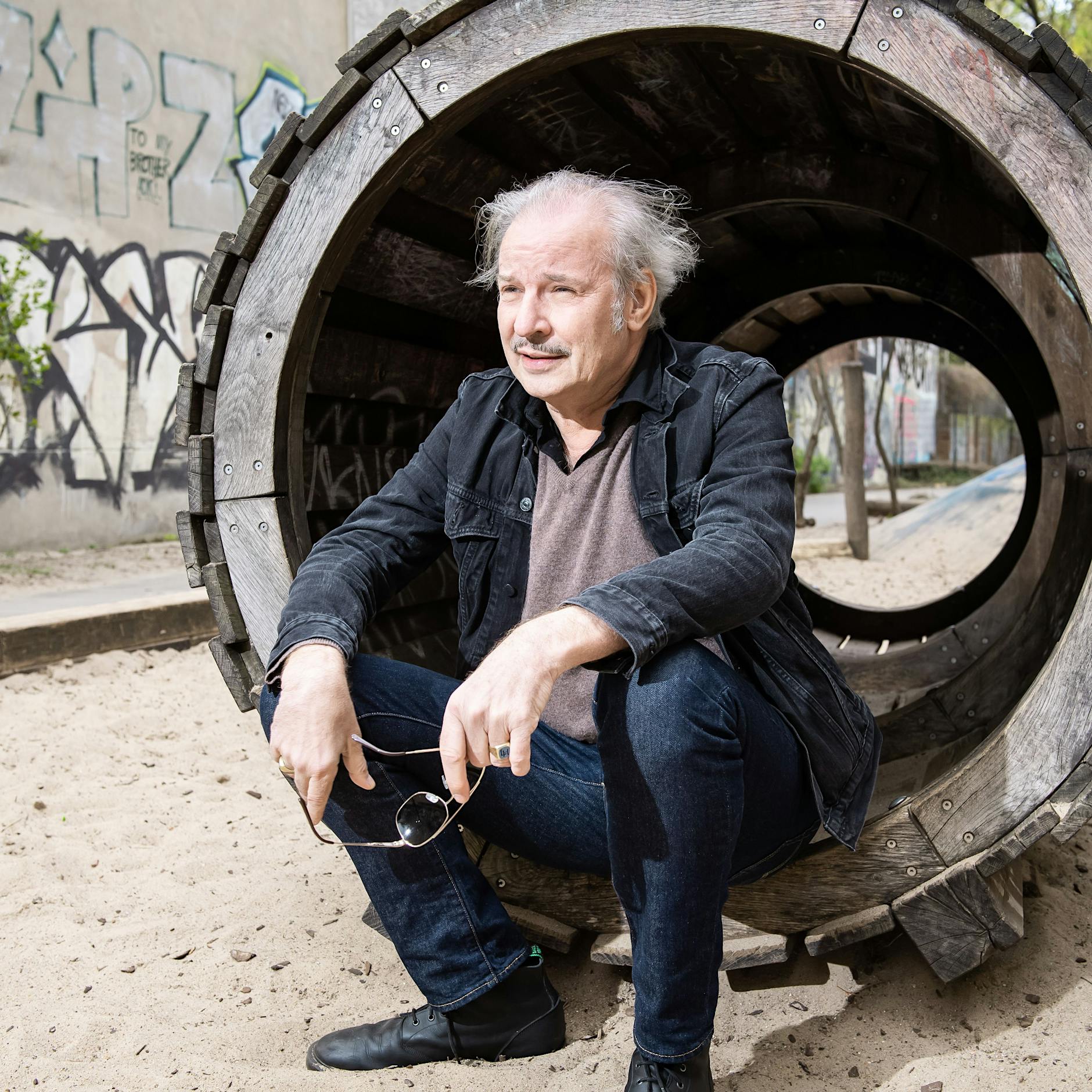 Darf man über die Stasi Witze machen? Man muss sogar!