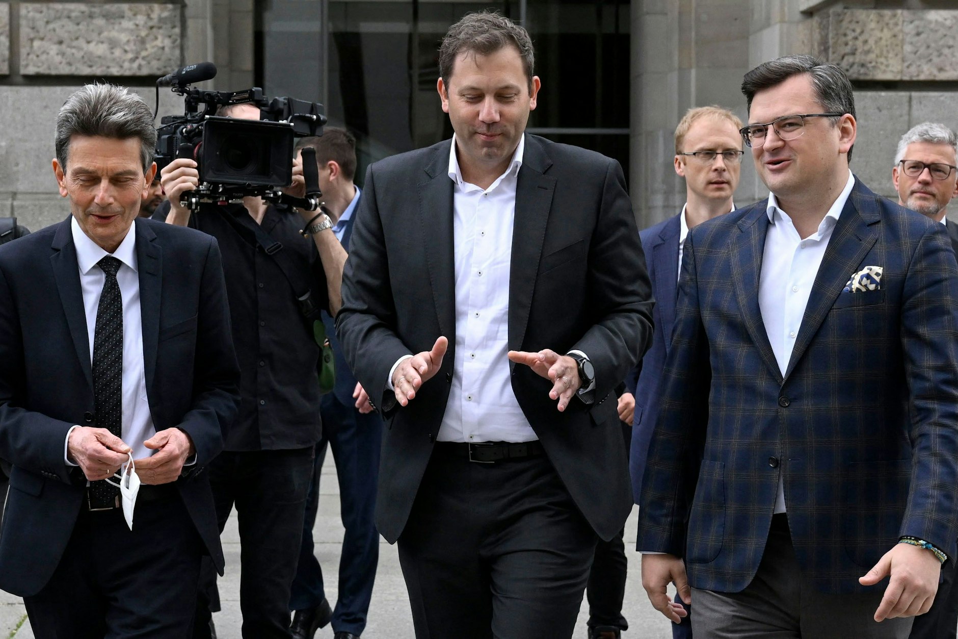 Außenminister  Kuleba (r.) mit SPD-Chef Klingbeil und Fraktionschef Mützenich