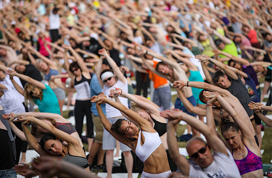 So überfüllt wie bei dieser Yoga-Veranstaltung im Park am Gleisdreieck ist es nun wirklich nicht.