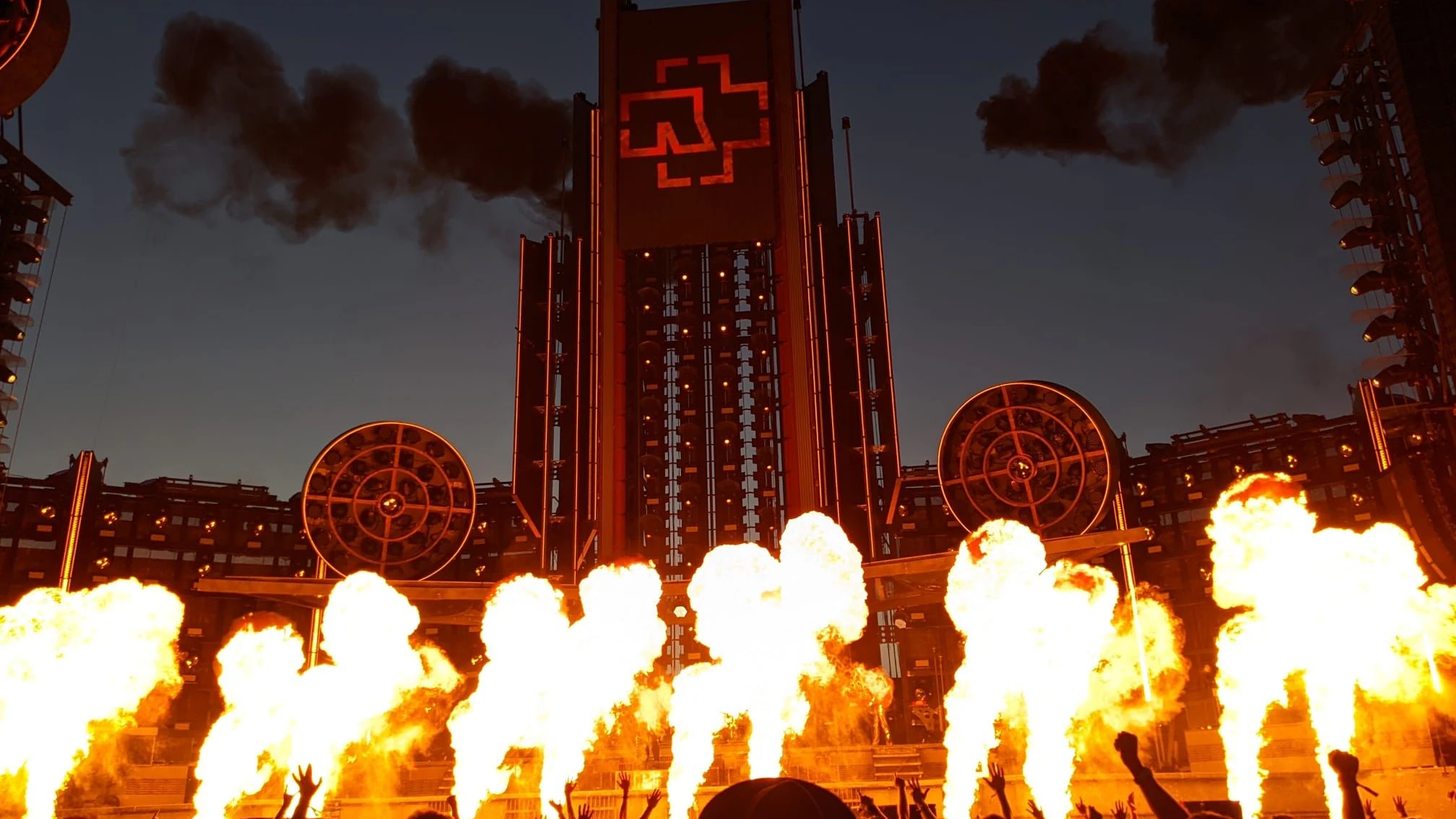 Eine gigantische Stahlkonstruktion und natürlich reichlich Flammen gehören zum Auftritt von Rammstein dazu.
