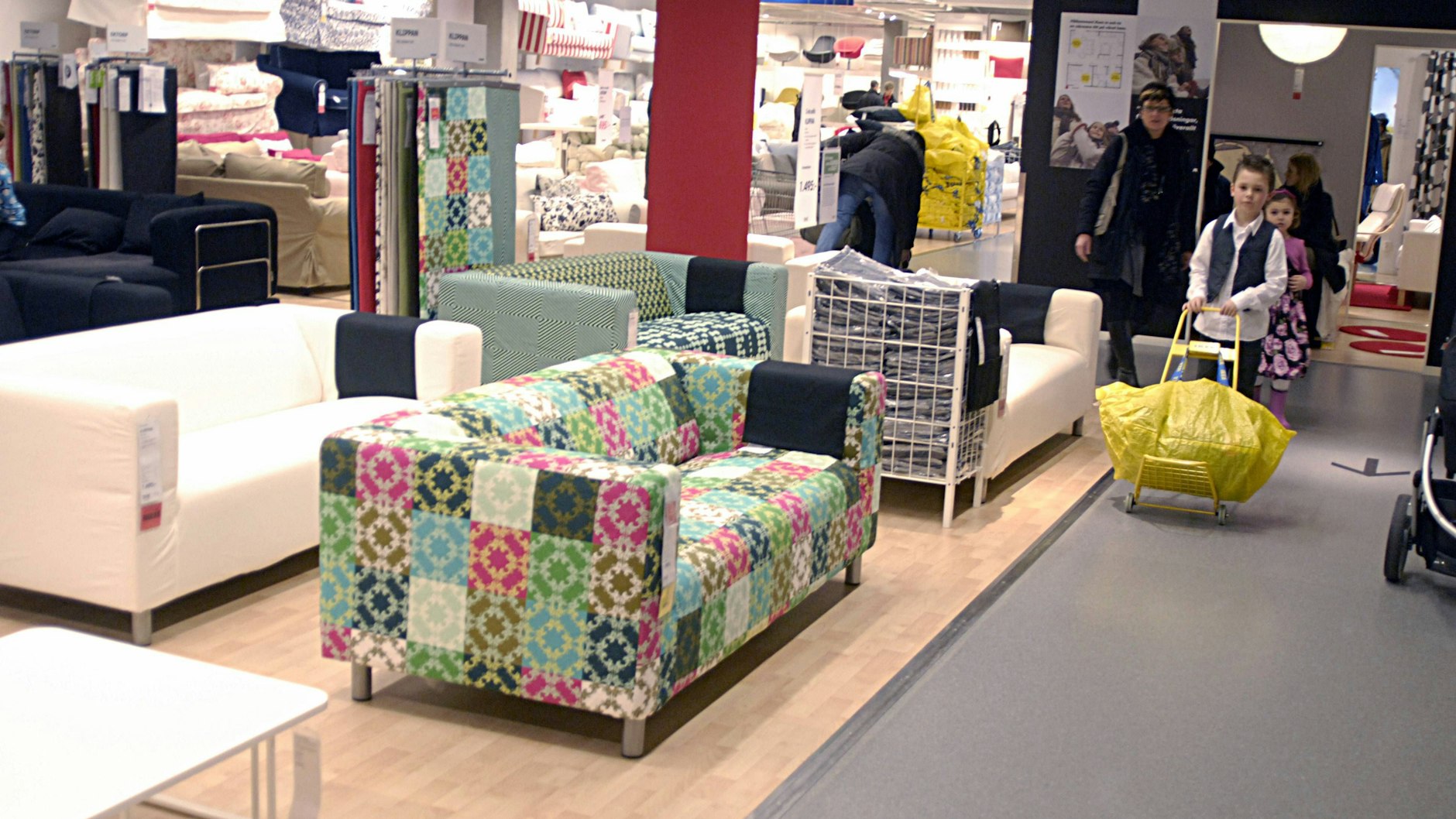 Nicht schön, nicht bequem, aber bekifft hält man es auf einem Sofa von Ikea schon mal aus.