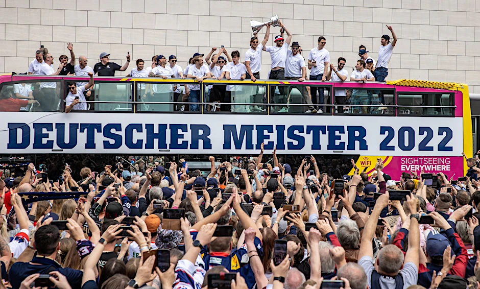 Die Eisbären feierten ihre neunte Deutsche Meisterschaft ausgelassen mit den Fans. Zur neuen Saison werden nicht alle wieder zurückkehren.