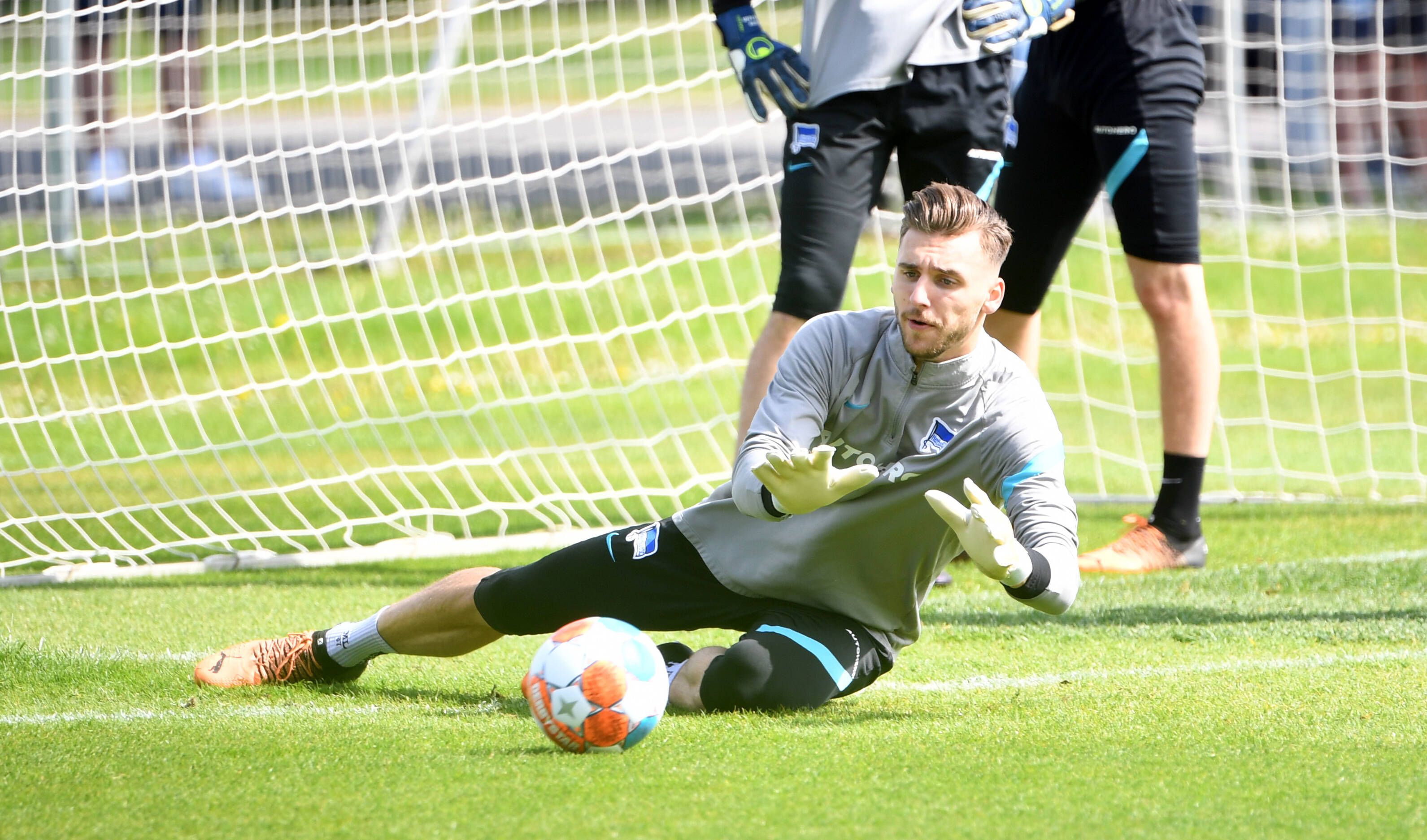 Vor Hertha-Entscheidungsspiel beim BVB: Felix Magath stärkt Marcel Lotka