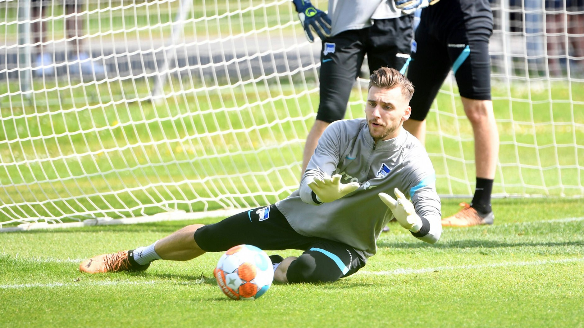 Im Training ging Hertha-Torwart Marcel Lotka konzentriert zu Werke und erhielt am Donnerstag Rückendeckung von Trainer Felix Magath.