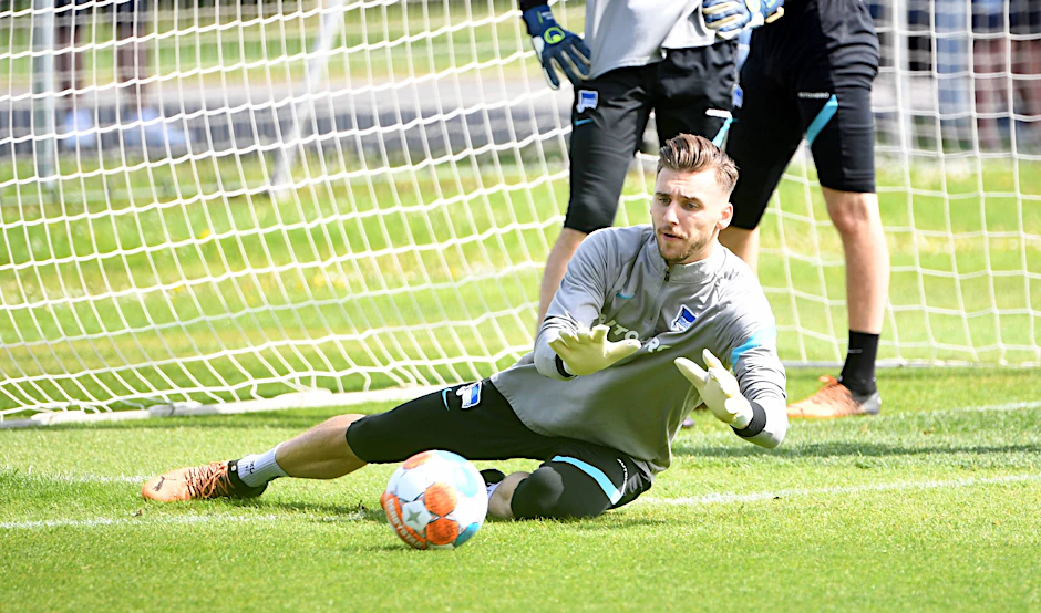Im Training ging Hertha-Torwart Marcel Lotka konzentriert zu Werke und erhielt am Donnerstag Rückendeckung von Trainer Felix Magath.