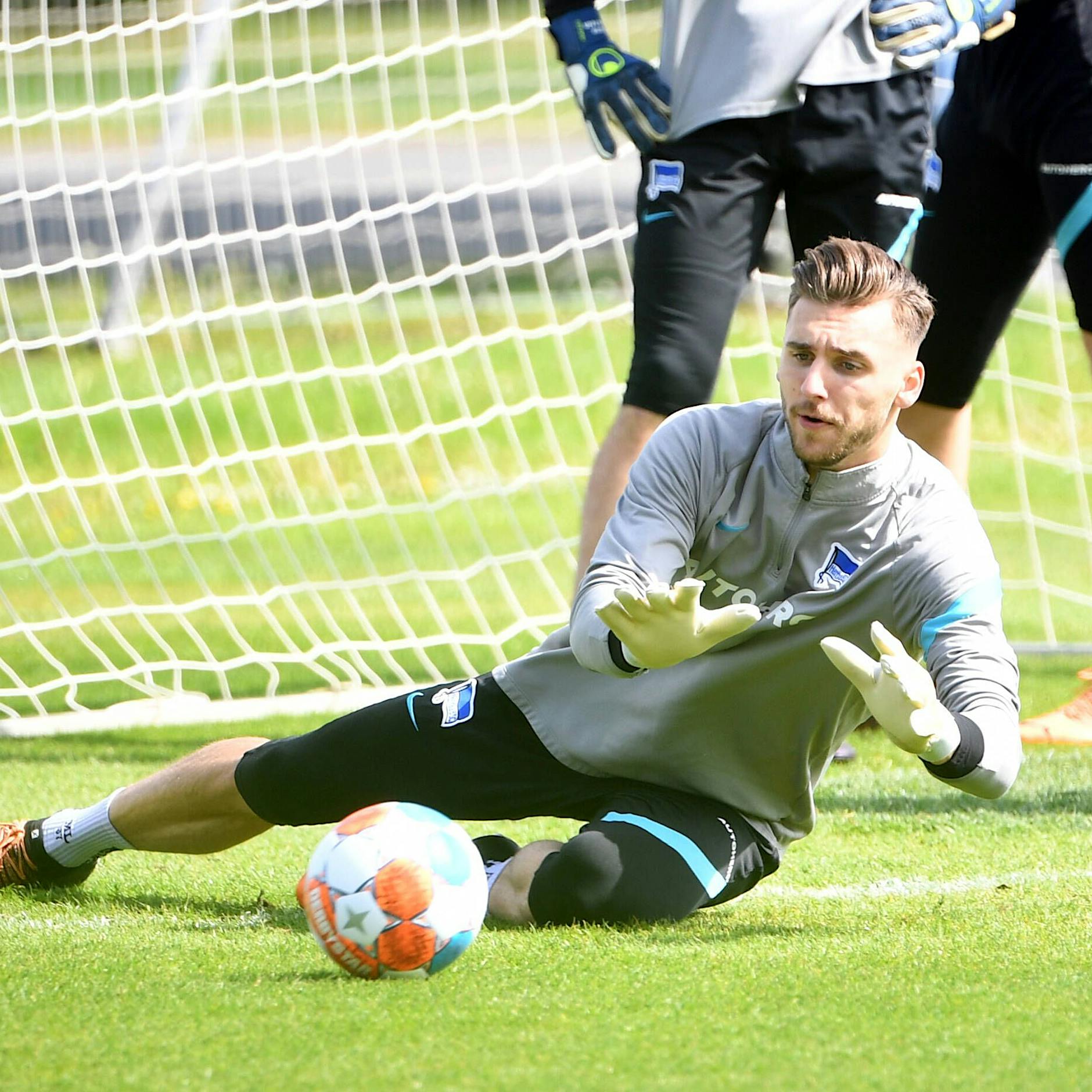 Vor Hertha-Entscheidungsspiel beim BVB: Felix Magath stärkt Marcel Lotka