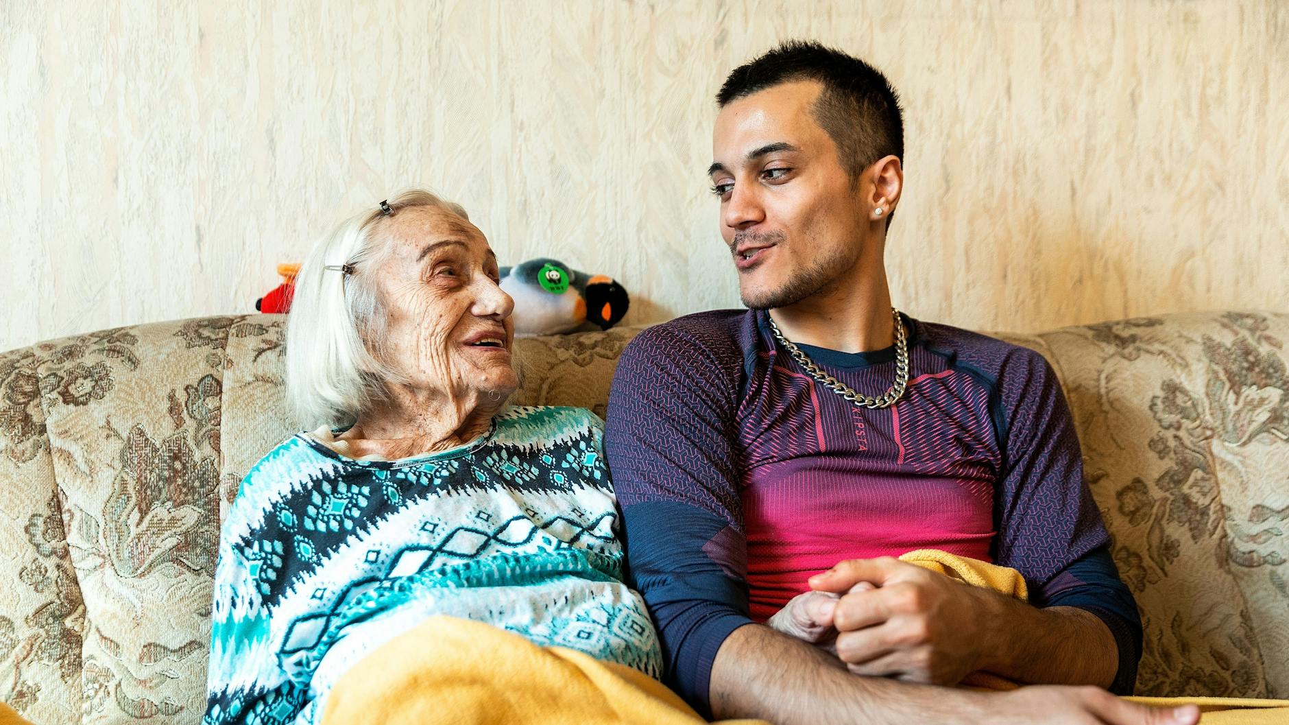 Ungewöhnliche WG: Agnes Jeschke sitzt mit ihrem Mitbewohner Amir Farahani im Wohnzimmer ihrer Wohnung.