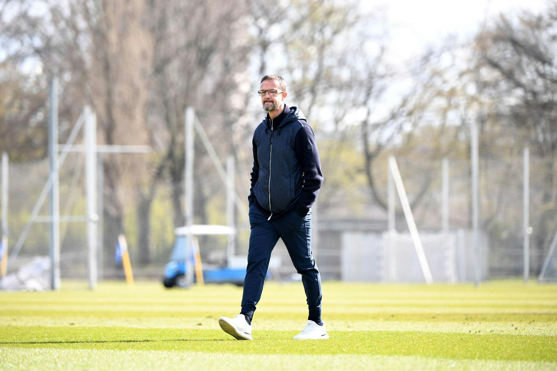 Herthas Manager Fredi Bobic auf dem Schenckendorffplatz. Welche Profis nächste Saison dort trainieren, ist noch unklar.