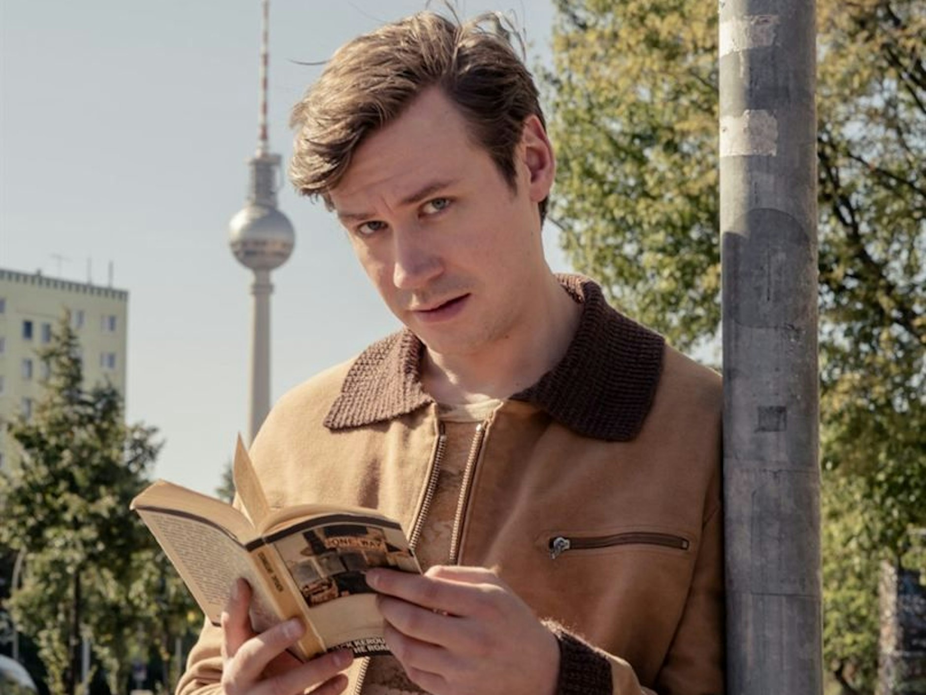 David Kross als Ludger auf dem Leninplatz, mit der DDR-Ausgabe von Jack Kerouacs „Unterwegs“.