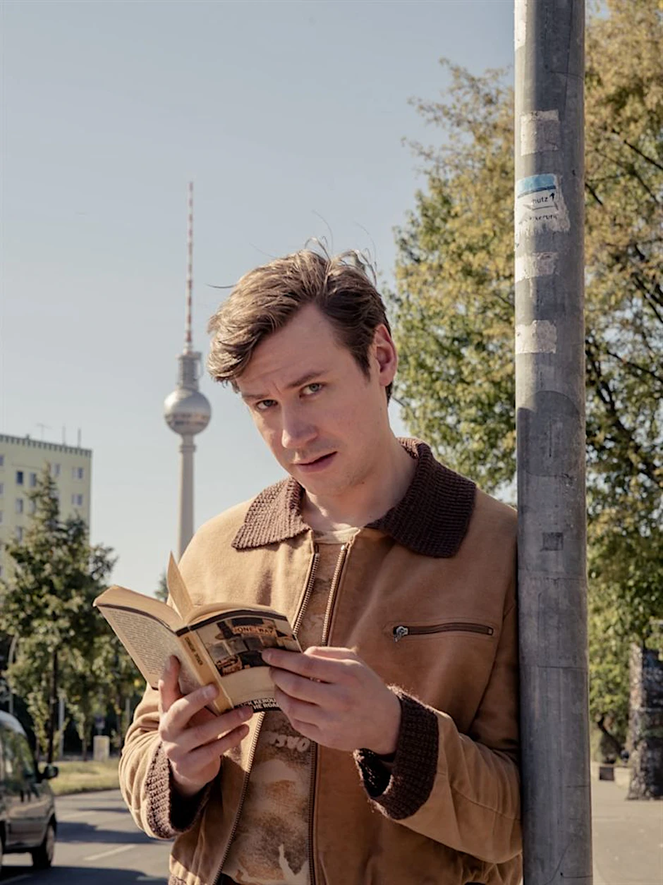 David Kross als Ludger auf dem Leninplatz, mit der DDR-Ausgabe von Jack Kerouacs „Unterwegs“.