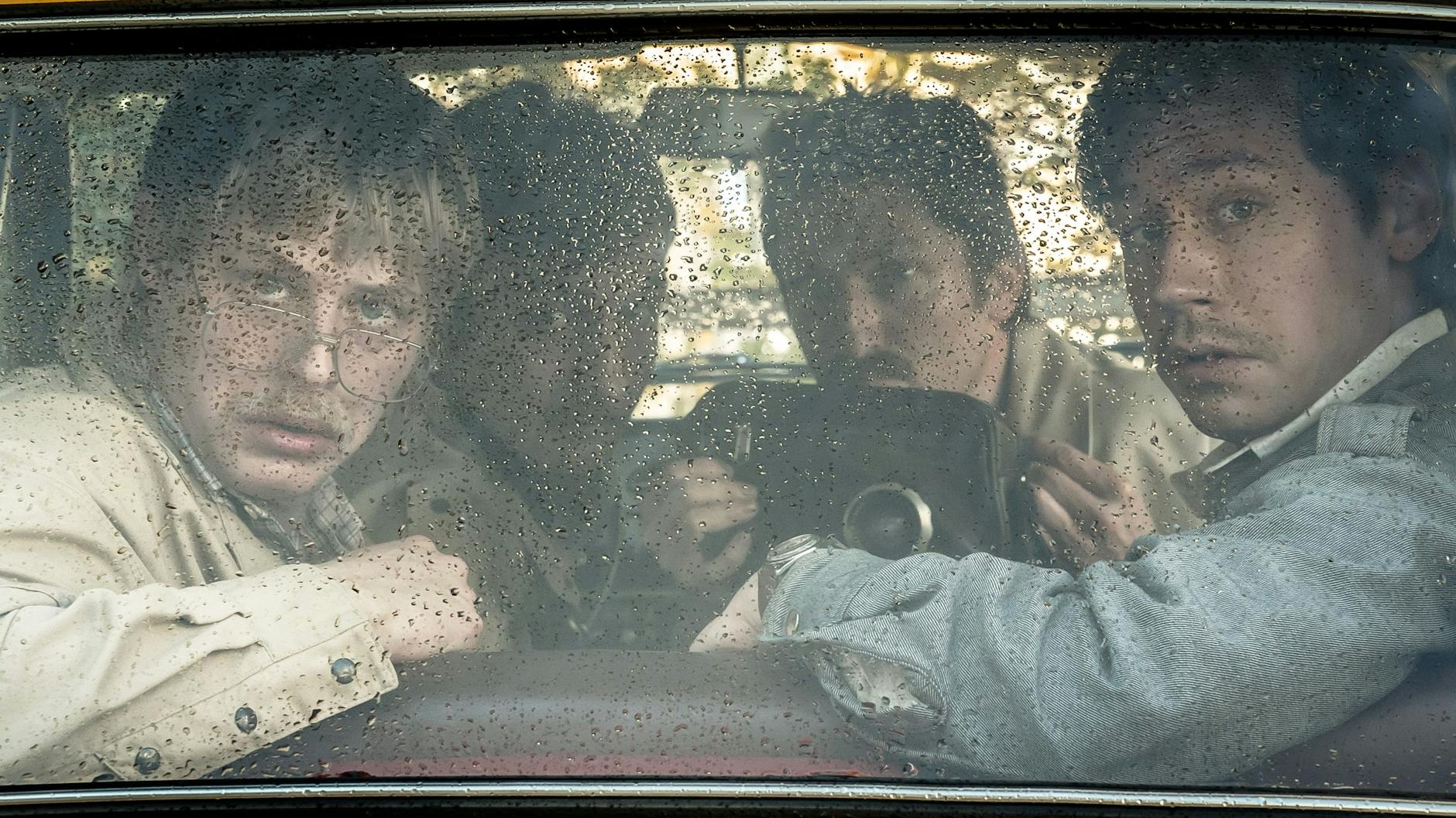 David Kross als Ludger (jung), Christopher Nell als Bär (jung), Karl Schaper als Nullgesicht (jung) und Eric Spiering als Wolke (jung) in einer Auto-Szene des Films „Leander Haußmanns Stasikomödie“