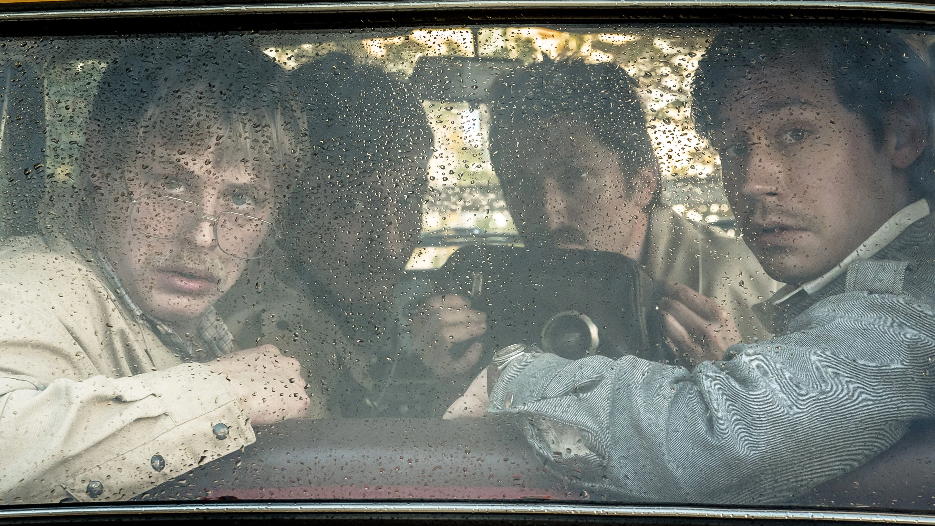 David Kross als Ludger (jung), Christopher Nell als Bär (jung), Karl Schaper als Nullgesicht (jung) und Eric Spiering als Wolke (jung) in einer Auto-Szene des Films „Leander Haußmanns Stasikomödie“