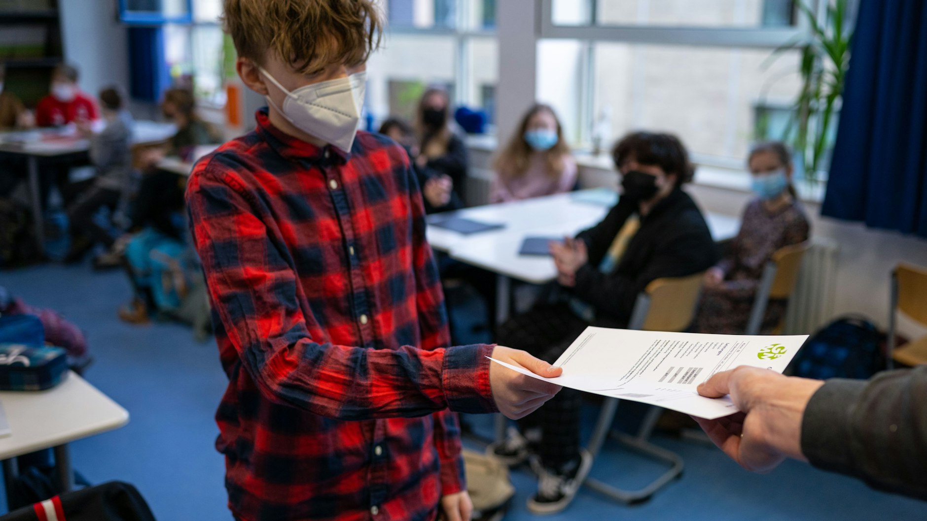 Noten sind nicht alles. „Cleverly “setzt deshalb auf <em>Mentoring</em>. Zeugnisausgabe an einer Schule in Nordrhein-Westfalen.