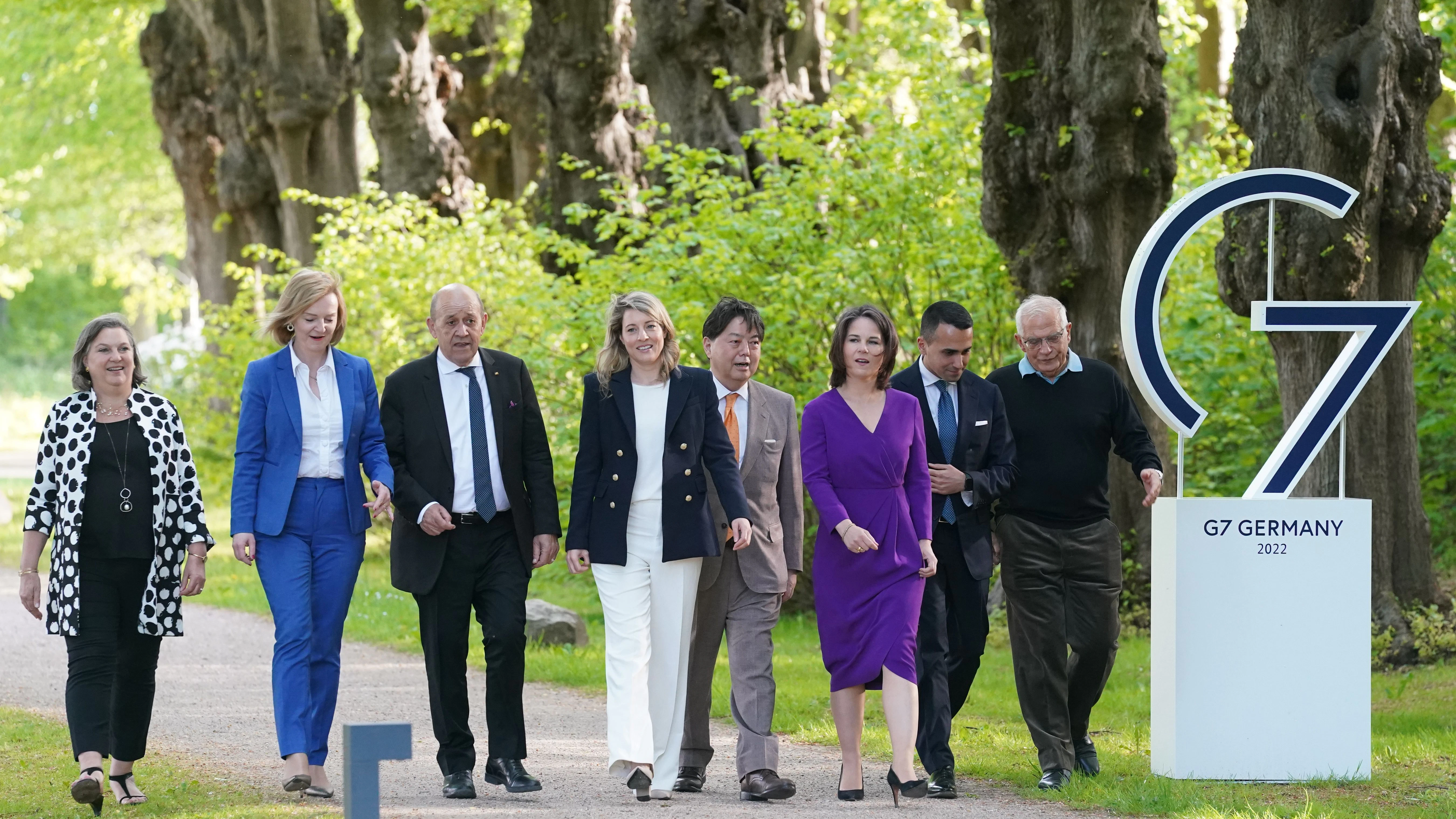 Victoria Nuland (v.l.), Unterstaatssekretärin und politische Direktorin im US-Außenministerium, Elizabeth Truss, Außenministerin von Großbritannien, Jean-Yves Le Drian, Außenminister von Frankreich, Mélanie Joly, Außenministerin von Kanada, Hayashi Yoshimasa, Außenminister von Japan, Annalena Baerbock (Bündnis 90/Die Grünen), Luigi Di Maio, Außenminister von Italien, und Josep Borrell, Hoher Vertreter der EU für Außen- und Sicherheitspolitik.