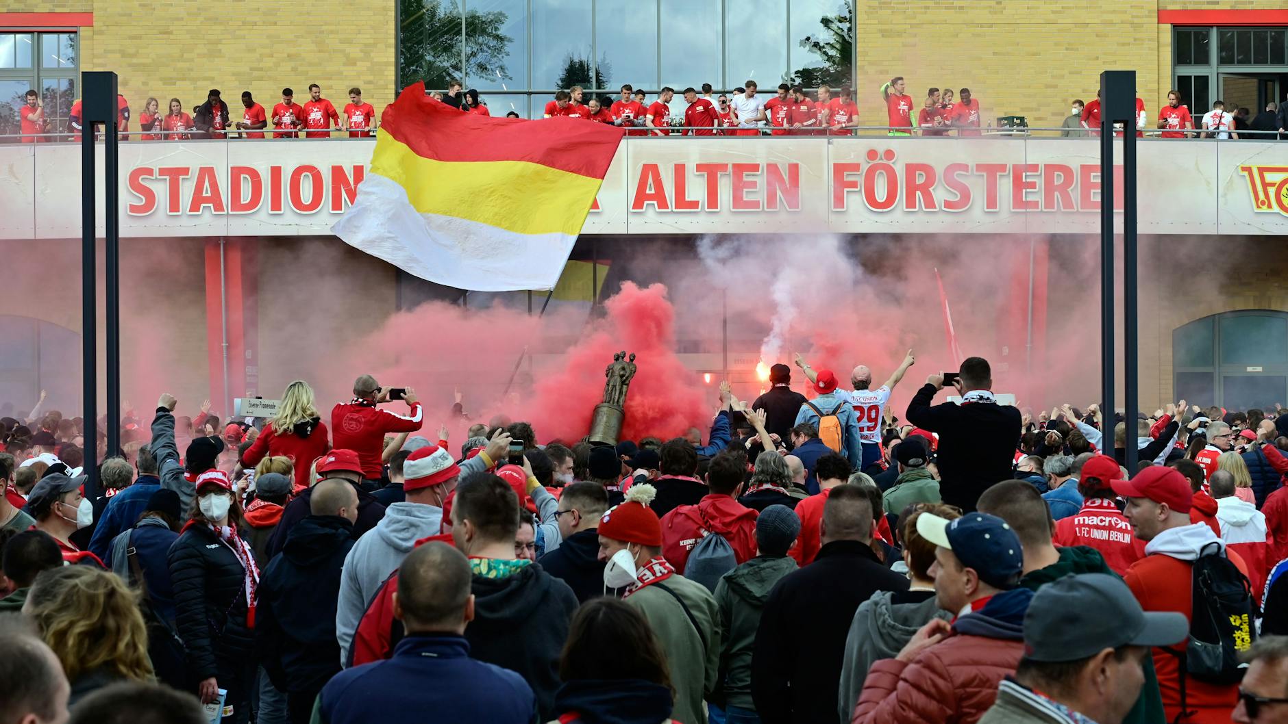 Wie schon vor einem Jahr wird auch am Sonnabend der Vorplatz zur Haupttribüne zur Union-Partyzone werden.