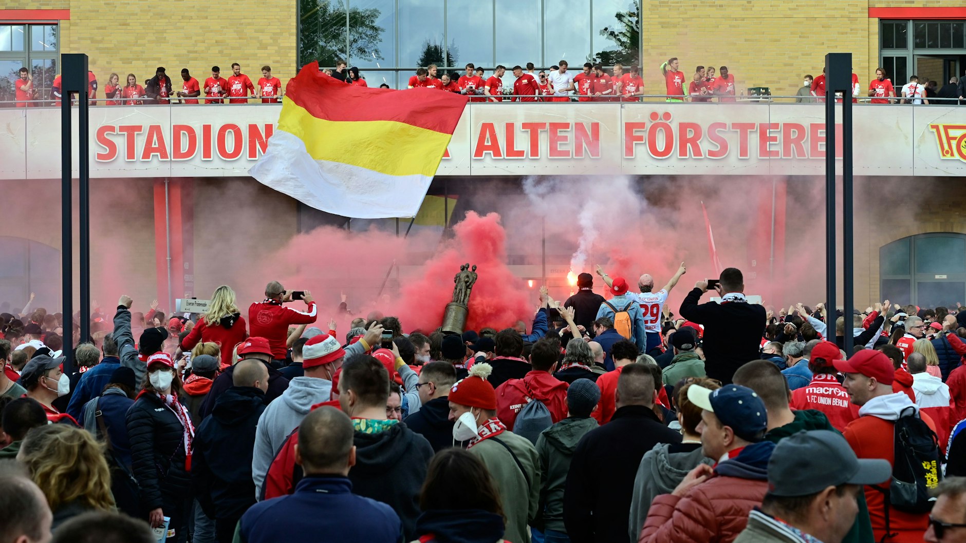Wie schon vor einem Jahr wird auch am Sonnabend der Vorplatz zur Haupttribüne zur Union-Partyzone werden.