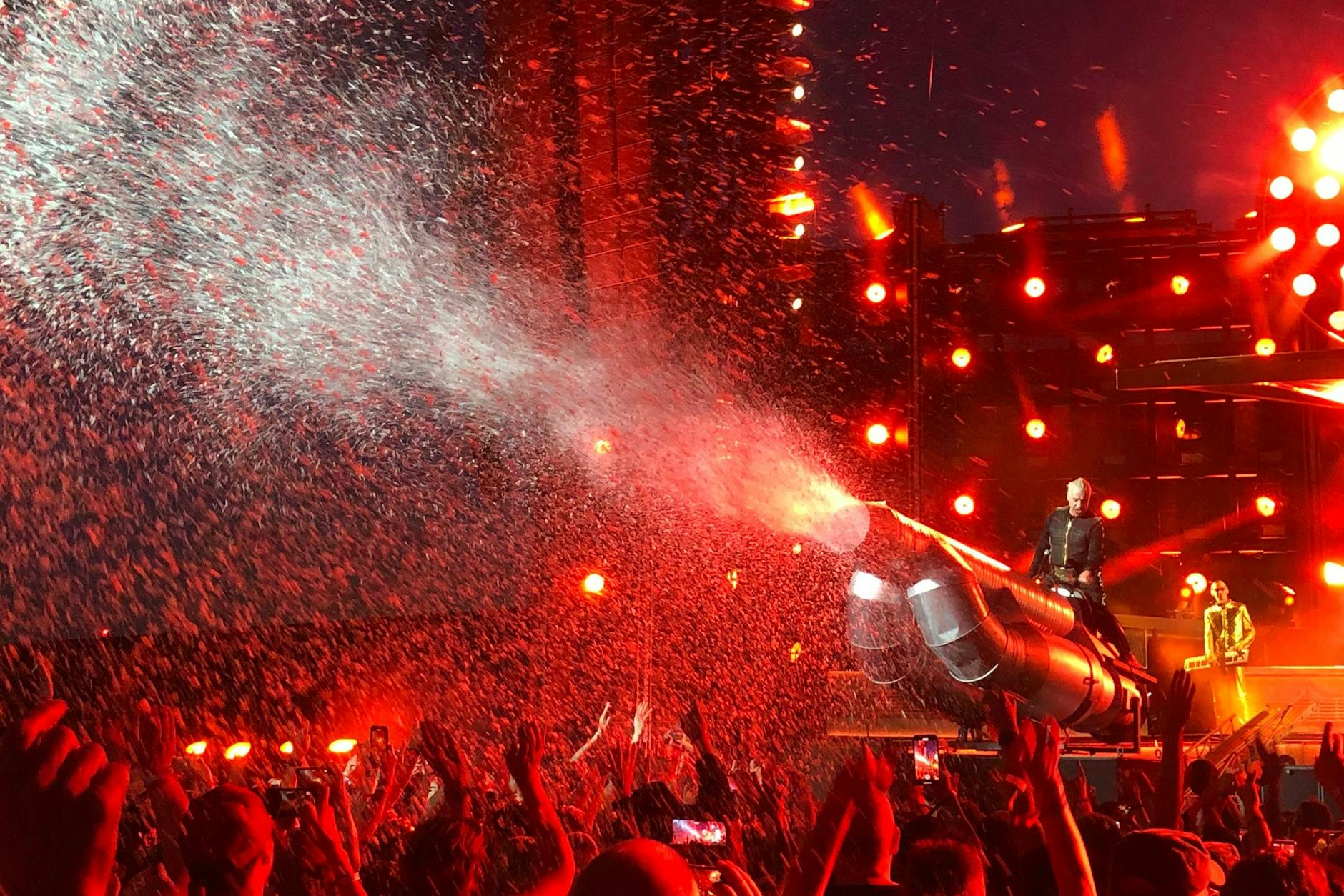 Til Lindemann auf einer Schaumkanone bei der großen Rammstein-Tour-Generalprobe in Prag. Auf diese Szene dürfen sich die Fans freuen.