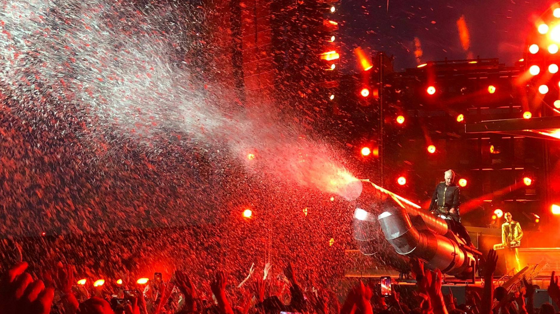 Til Lindemann auf einer Schaumkanone bei der großen Rammstein-Tour-Generalprobe in Prag. Auf diese Szene dürfen sich die Fans freuen.