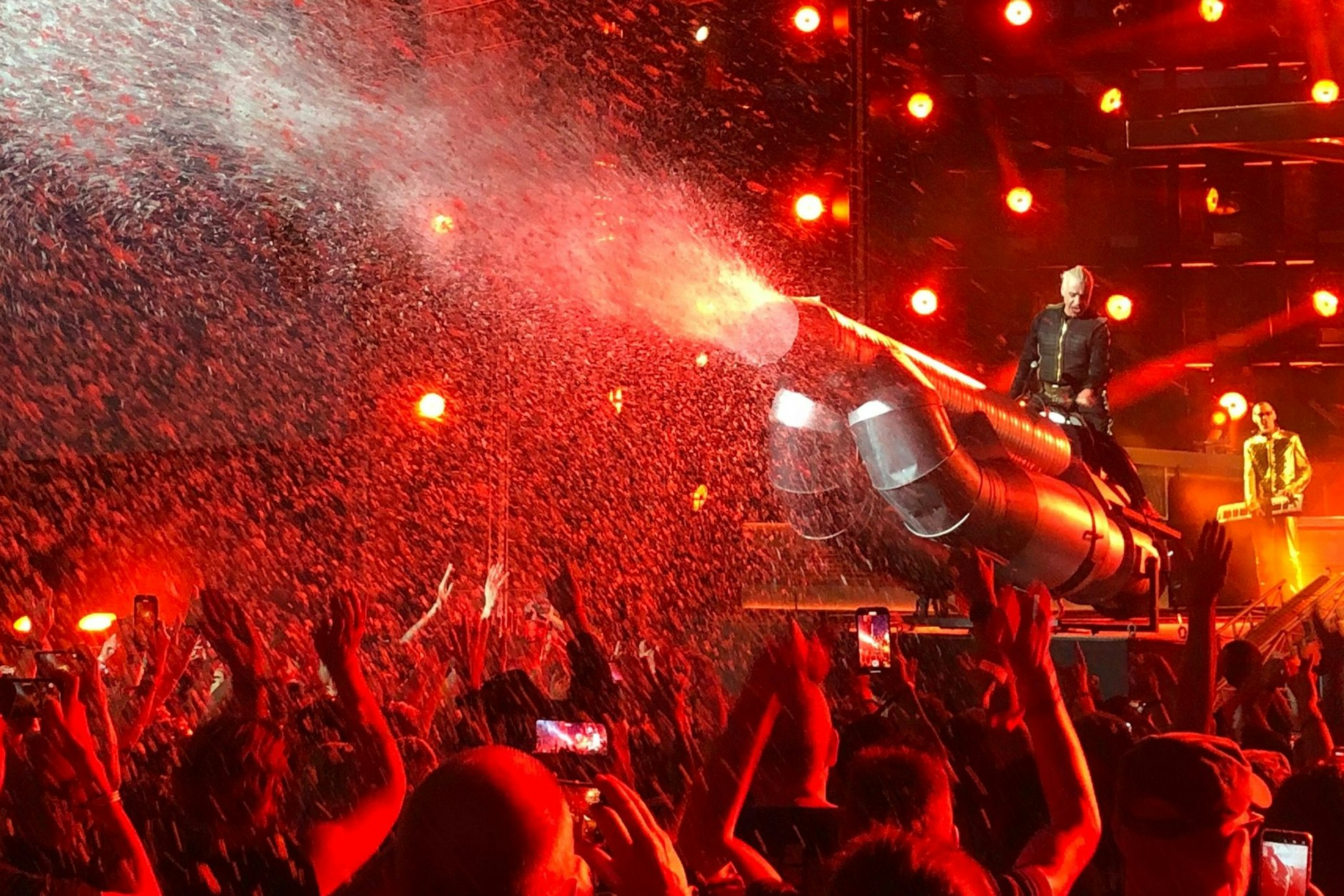 Til Lindemann auf einer Schaumkanone bei der großen Rammstein-Tour-Generalprobe in Prag. Auf diese Szene dürfen sich die Fans freuen.