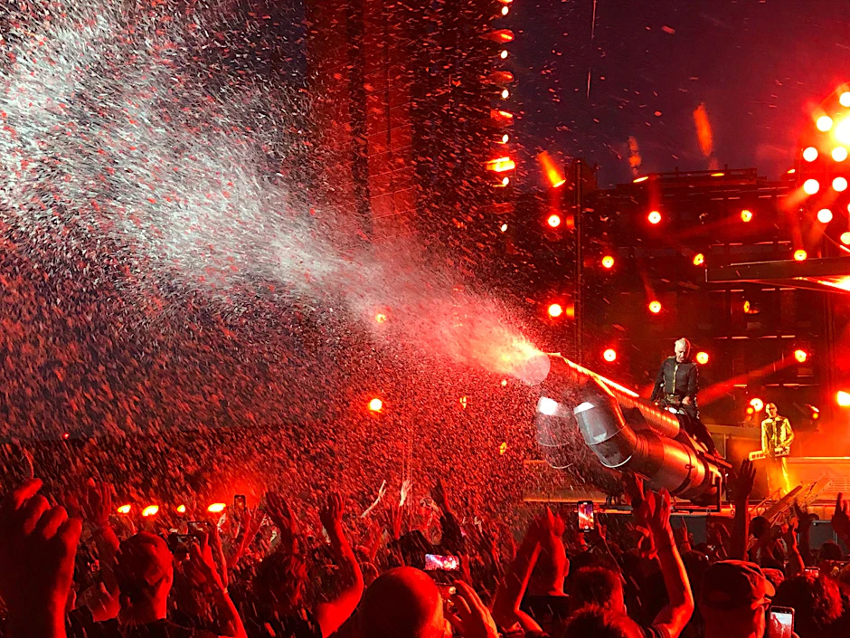 Till Lindemann auf einer penisförmigen Schaumkanone bei der großen Rammstein-Tour-Generalprobe in Prag. Auf diese Szene dürfen sich die Fans freuen.