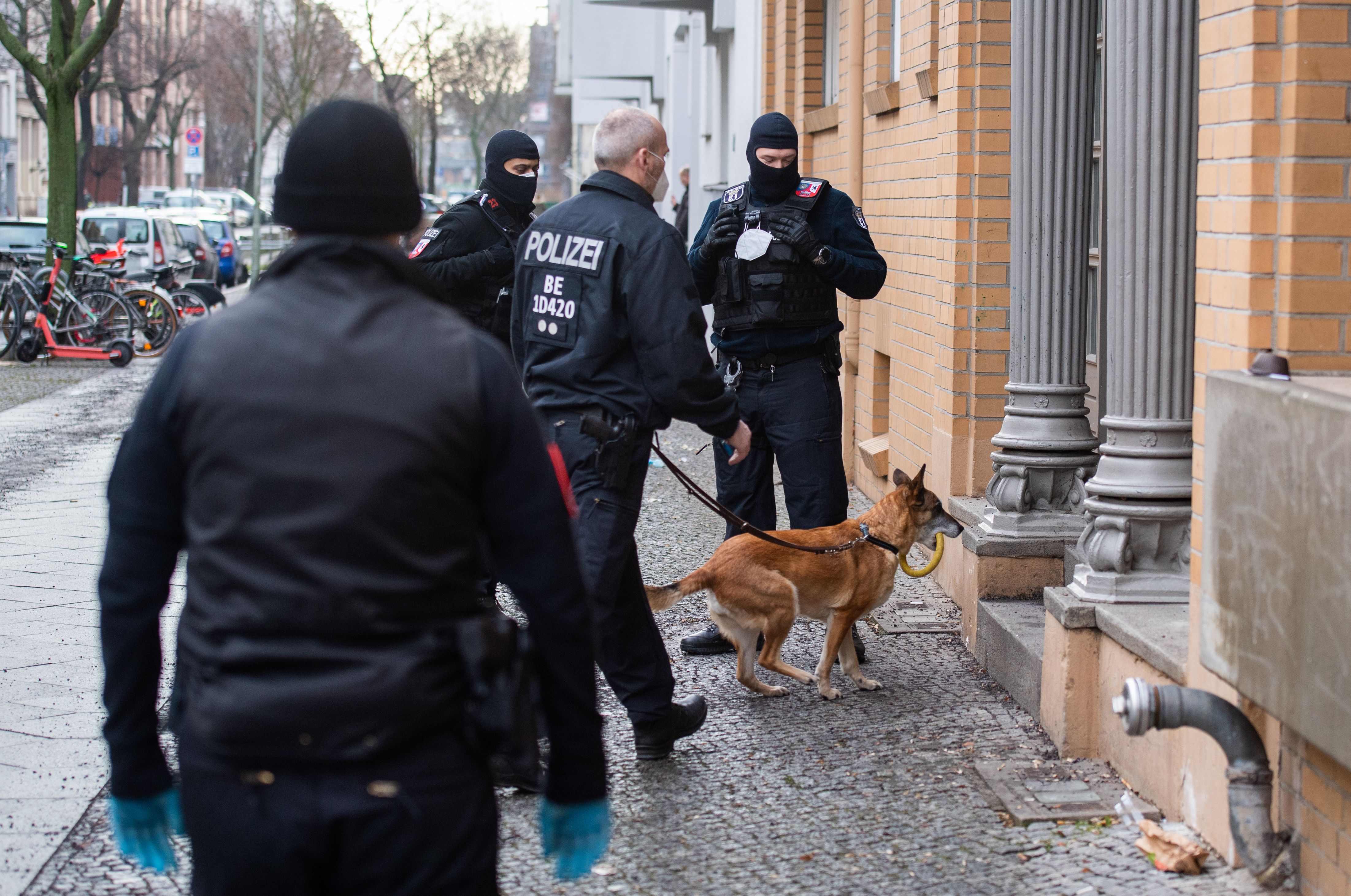 Razzia In Berlin: Bande Soll 9,5 Millionen Euro Ergaunert Haben