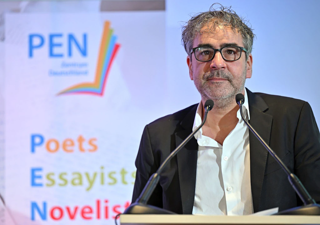Deniz Yücel verlässt PEN: „Möchte nicht Präsident dieser Bratwurstbude sein“