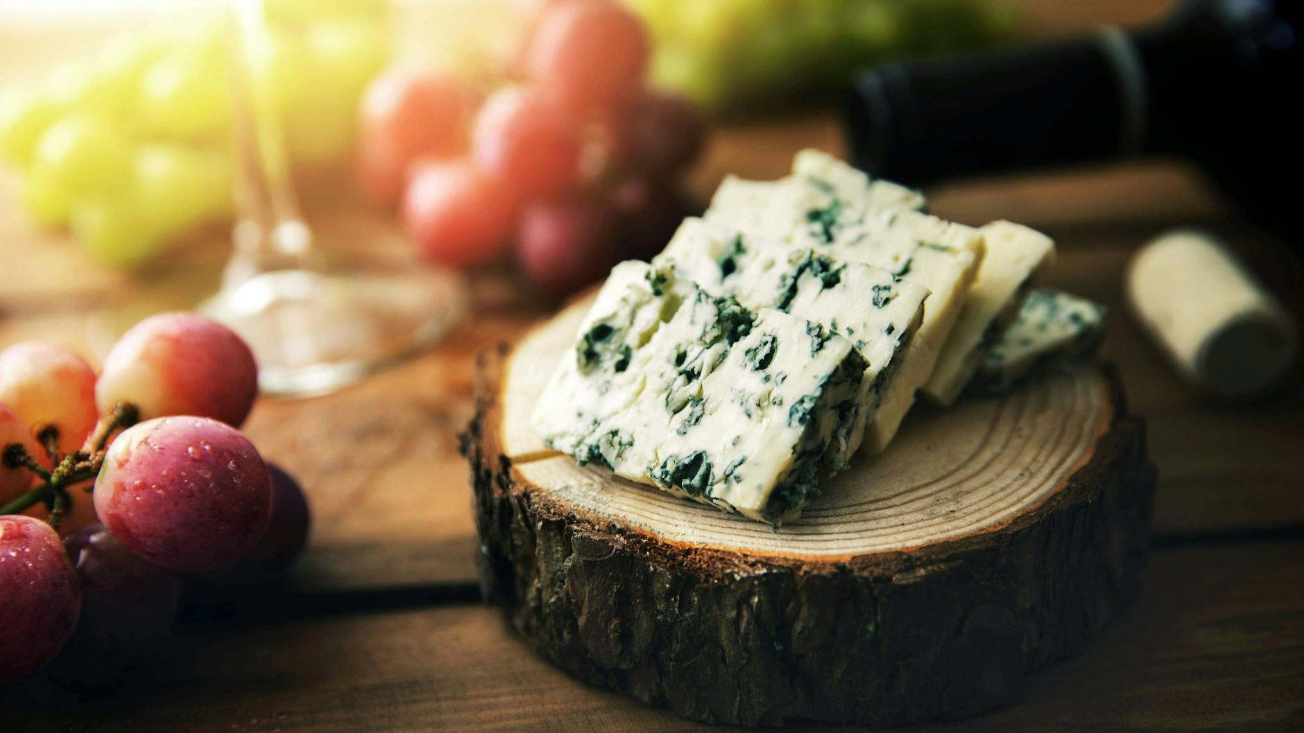 Echter Schimmelkäse darf gegessen werden, an anderen Käsesorten hat er nichts zu suchen.