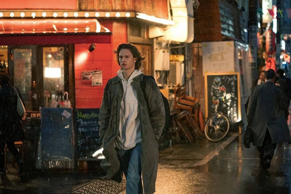 Ansel Elgort als Nachwuchsreporter Jake Adelstein in Tokyo