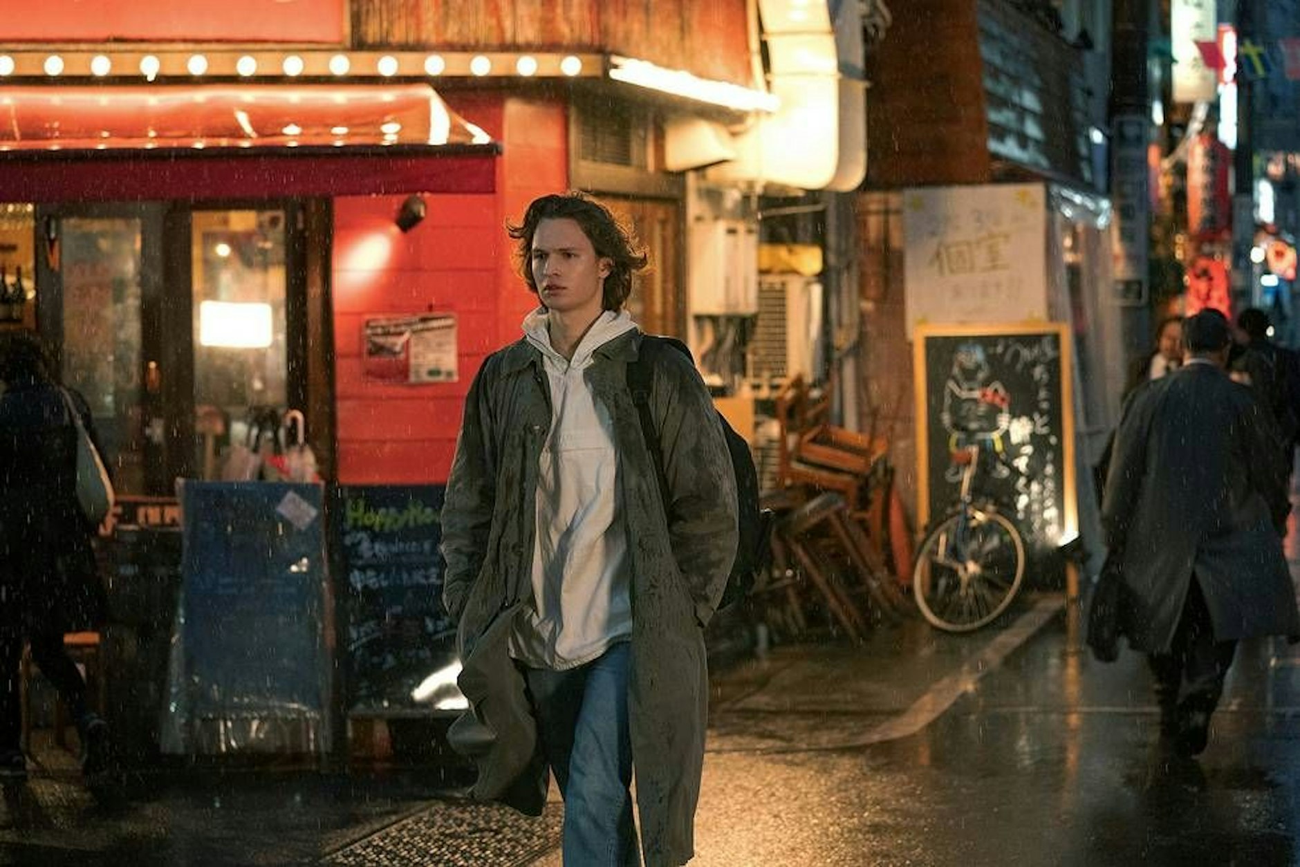 Ansel Elgort als Nachwuchsreporter Jake Adelstein in Tokyo