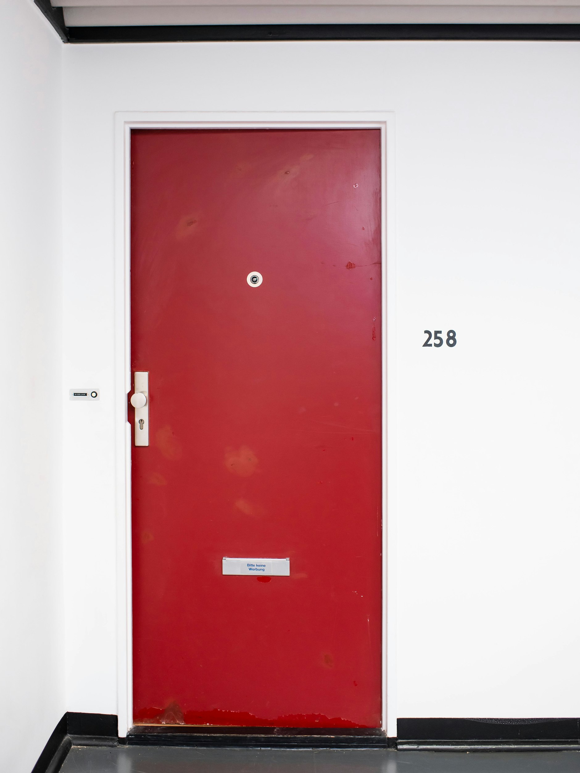 Von außen unscheinbar: die Wohnungstür zum 50er-Jahre-Traum.