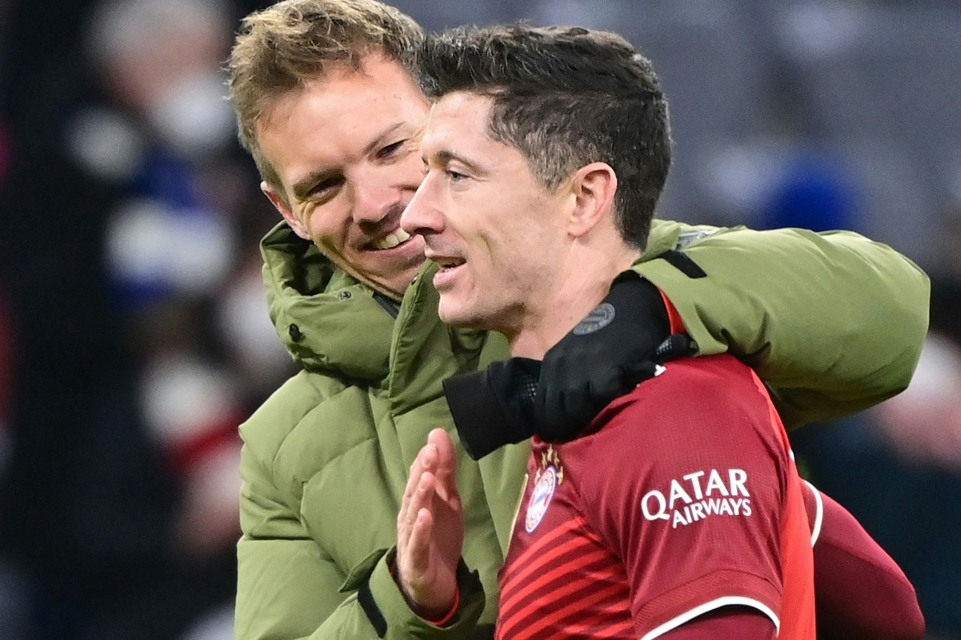 Bayerns Trainer Julian Nagelsmann (l.) will Robert Lewandowski behalten. Doch danach sieht es nicht mehr aus.