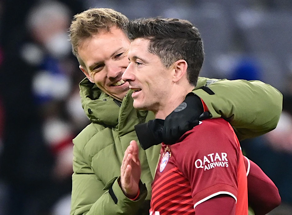 Bayerns Trainer Julian Nagelsmann (l.) will Robert Lewandowski behalten. Doch danach sieht es nicht mehr aus.