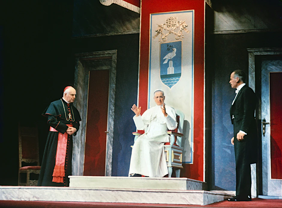 Im Bühnenbild von Leo Kerz: Dieter Borsche als Papst Pius XII. bei der Uraufführung von Rolf Hochhuths kirchenkritischem „Stellvertreter“ im Theater am Kurfürstendamm, 18. Februar 1963.