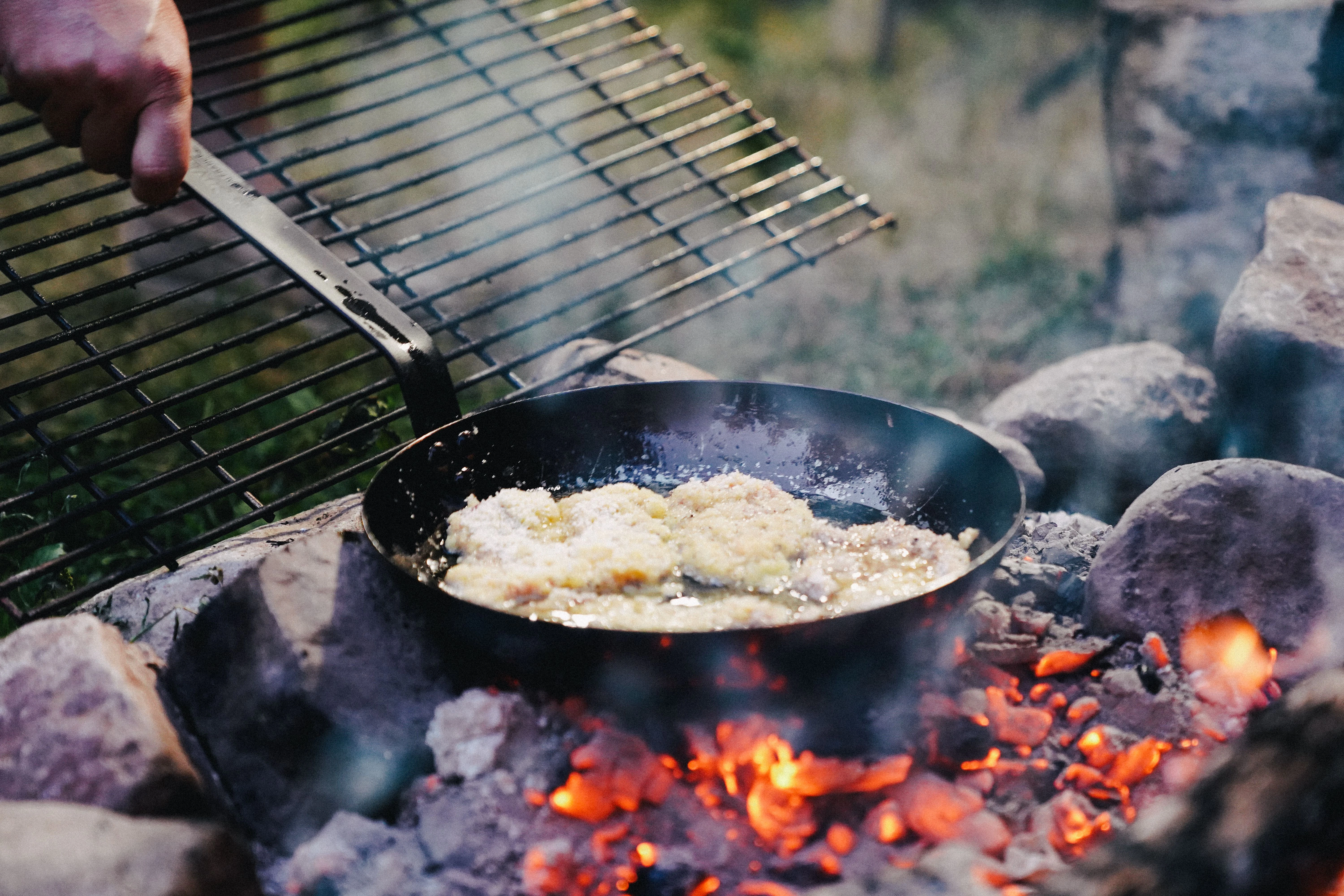 Nach dem Ei kommen die Semmelbrösel. Dann wandert das Schnitzel ins heiße Fett. Unser Autor macht das am liebsten auf offenem Feuer.