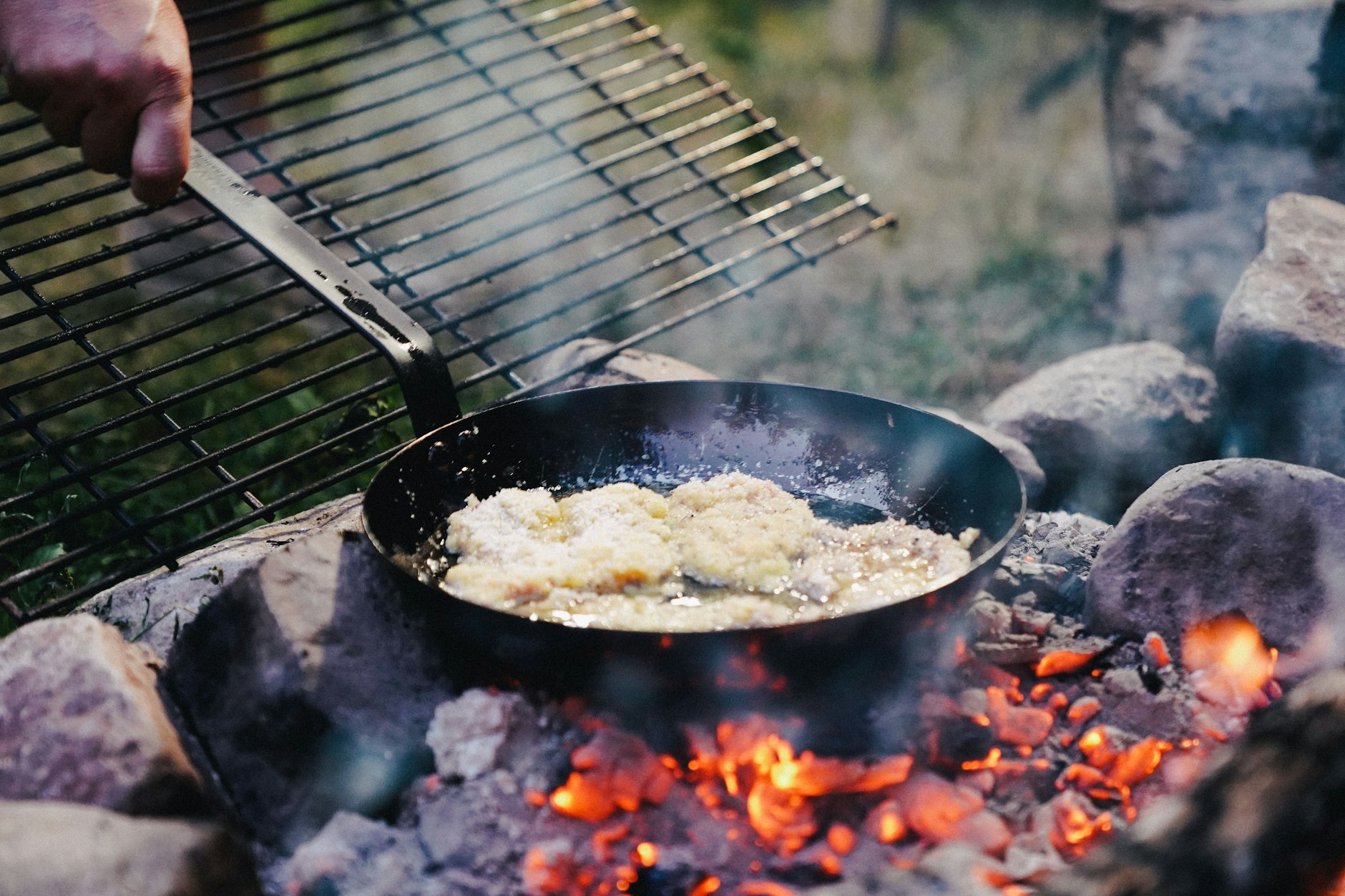Nach dem Ei kommen die Semmelbrösel. Dann wandert das Schnitzel ins heiße Fett. Unser Autor macht das am liebsten auf offenem Feuer.