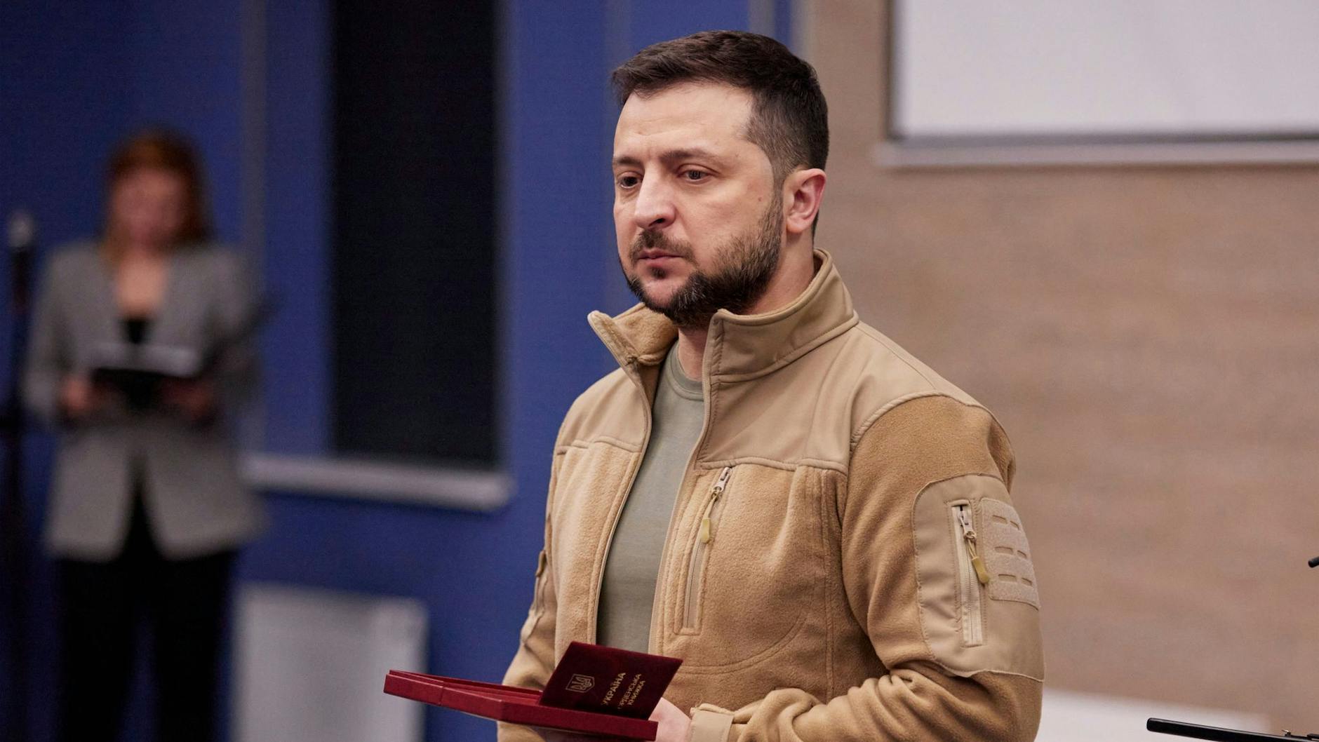 Wolodymyr Selenskyj, Präsident der Ukraine, verleiht Medaillen an medizinisches Personal in Kiew.