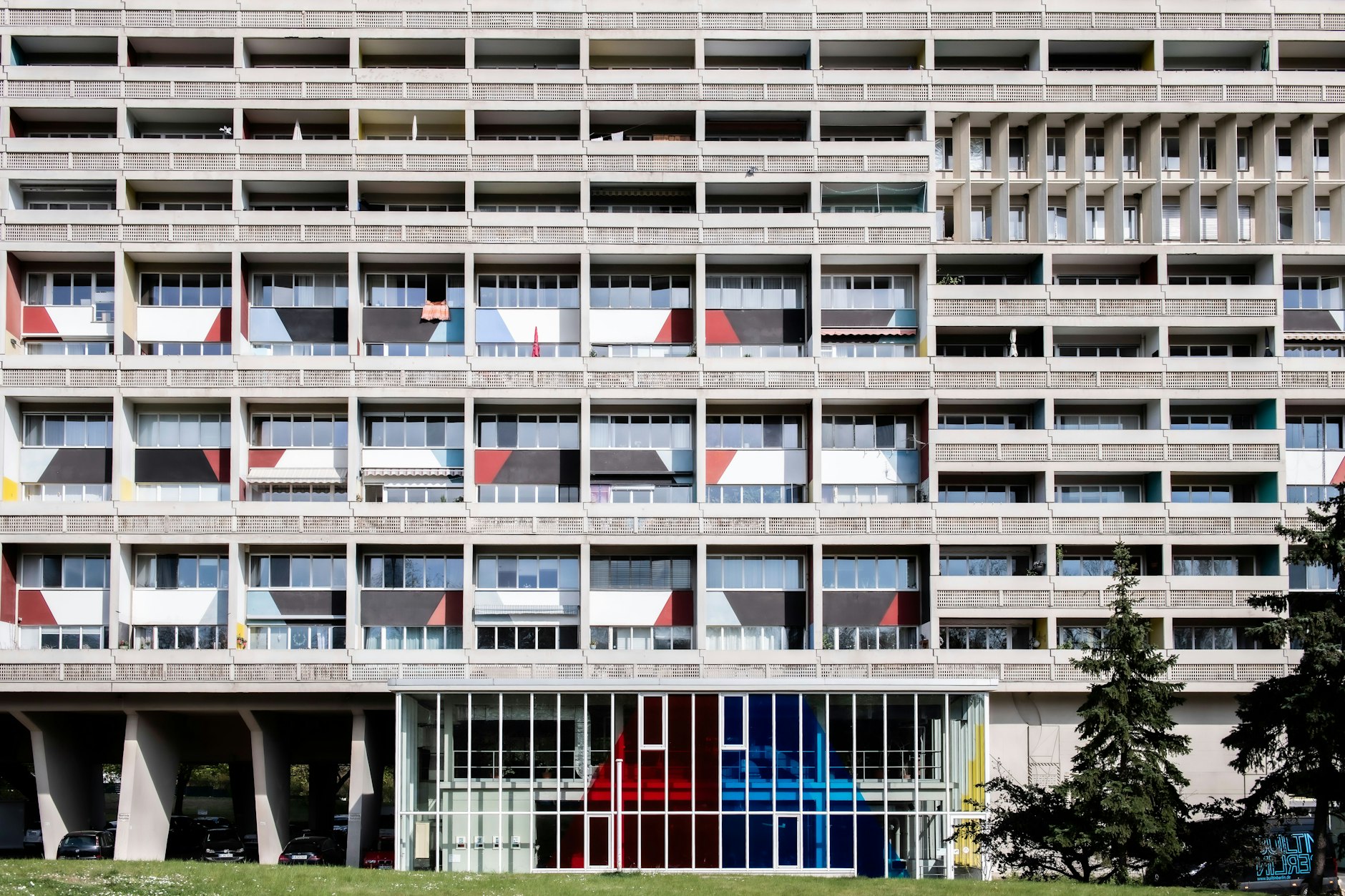 Brachiale Gleichförmigkeit, kompromisslose Praktikabilität: Das Haus wird auch „Wohnmaschine“ genannt.