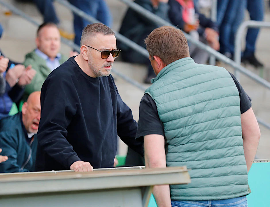 BFC-Boss Peter Meyer (l.) und Dynamo-Trainer Christian Benbennek stecken die Köpfe zusammen, hoffen auf die Lizenz im Falle eines Drittliga-Aufstiegs.