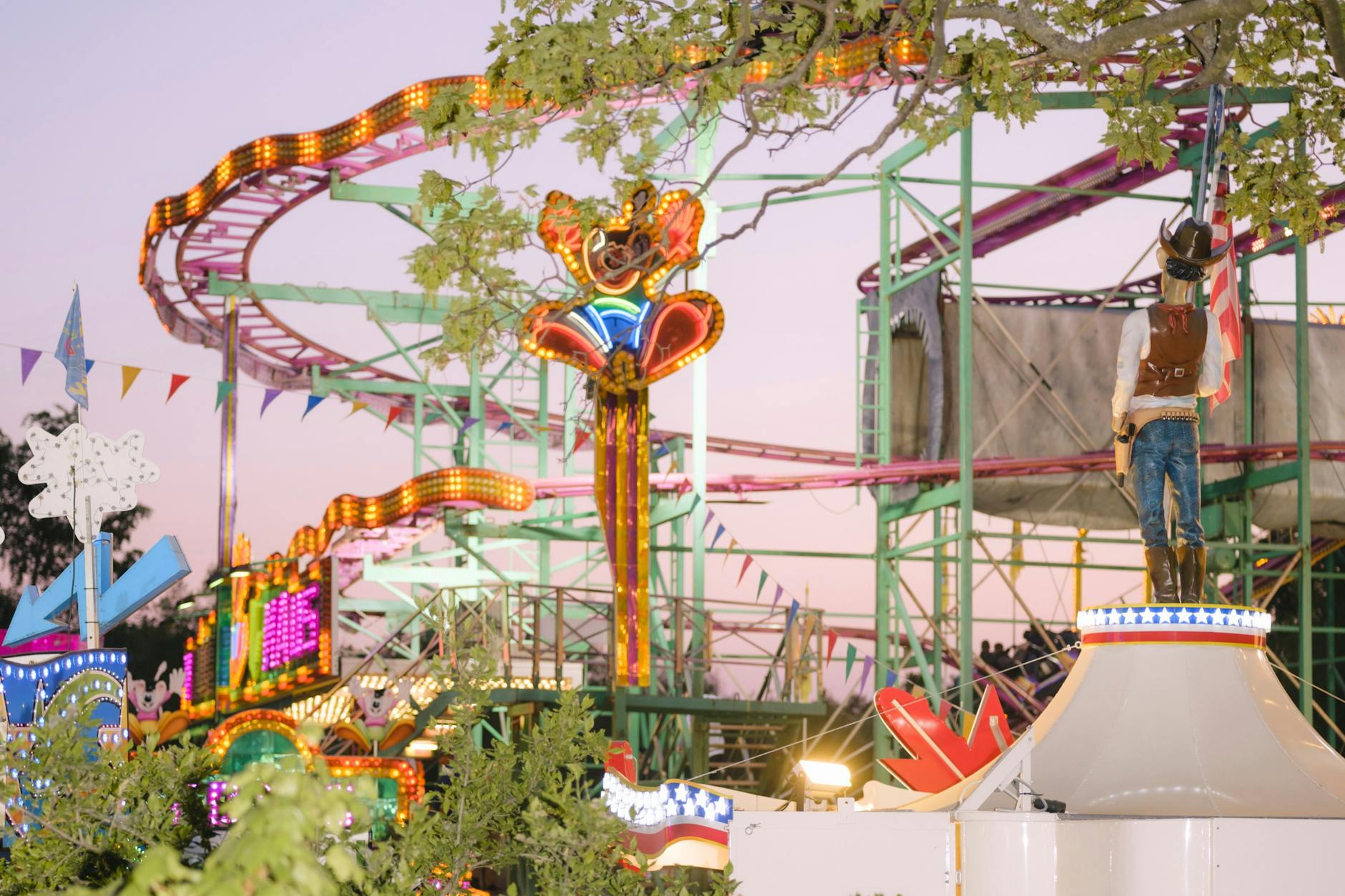 Von einem Donut aus Dunkelheit umzogen: Hasenheide mit Neonlichtfüllung