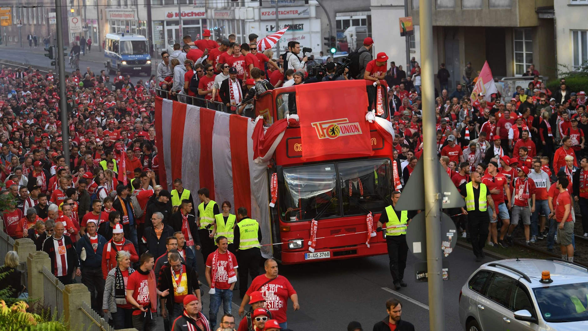 Nach dem Bundesliga-Aufstieg feierte der 1. FC Union in den Straßen von Köpenick. Die Europa-Party nach dem Bochum-Spiel steigt diesmal vor der Alten Försterei.