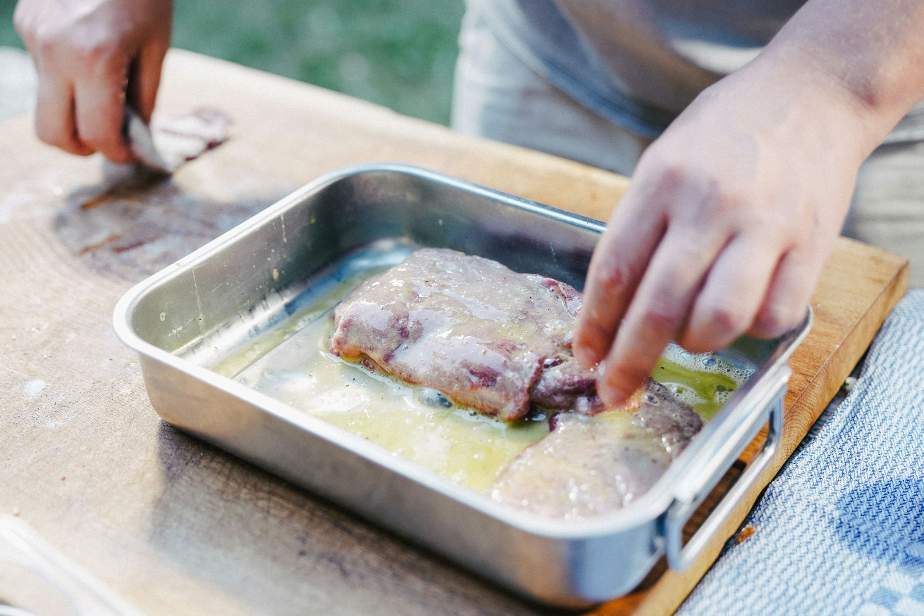 Nach dem Mehlen wandert das Fleisch in verquirltes Ei: Das ist fast überall auf der Welt so.